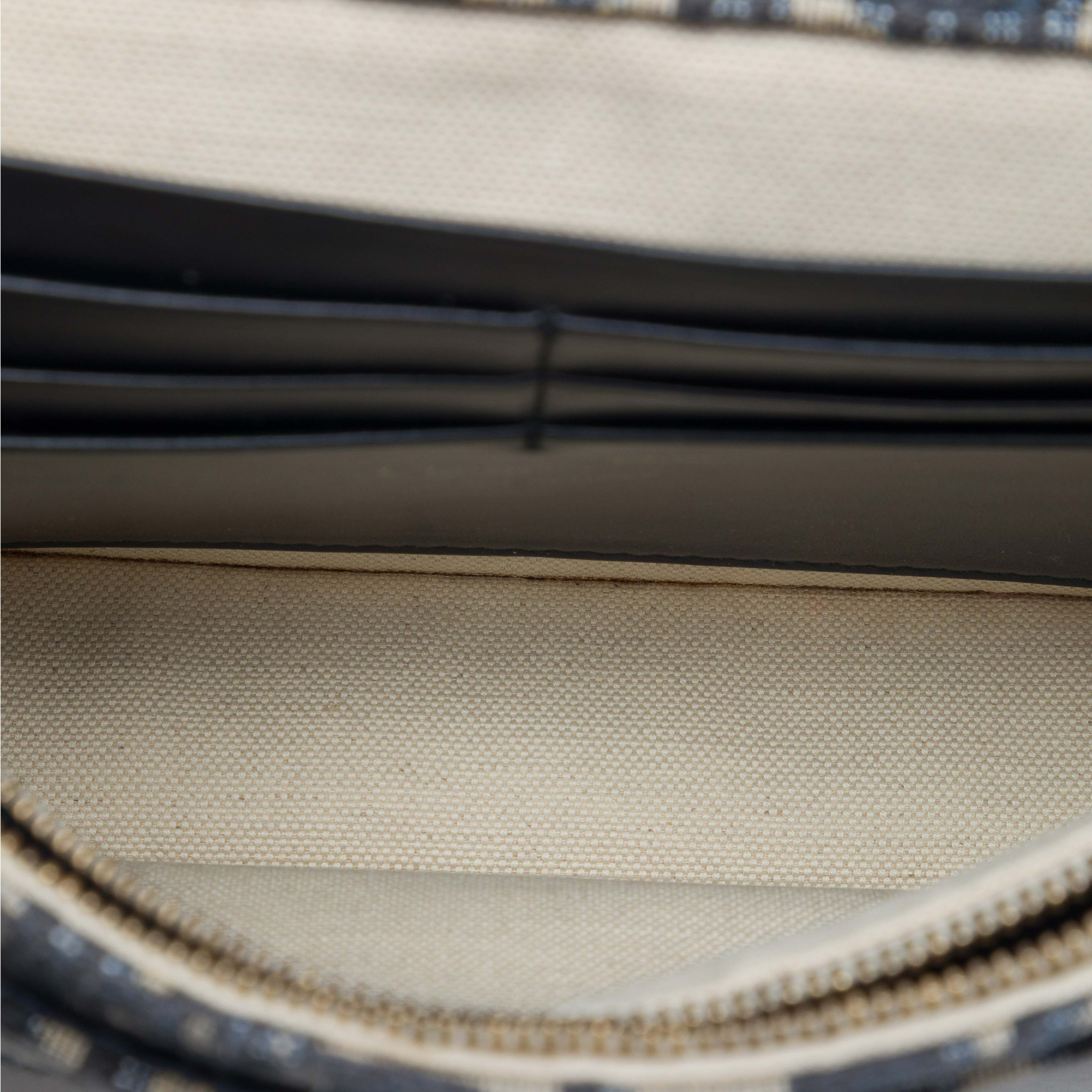 Dior Oblique Canvas Saddle Pouch Wallet On Chain, från Luxclusif, i färgen blå. Klicka för att öppna bilden i stort format