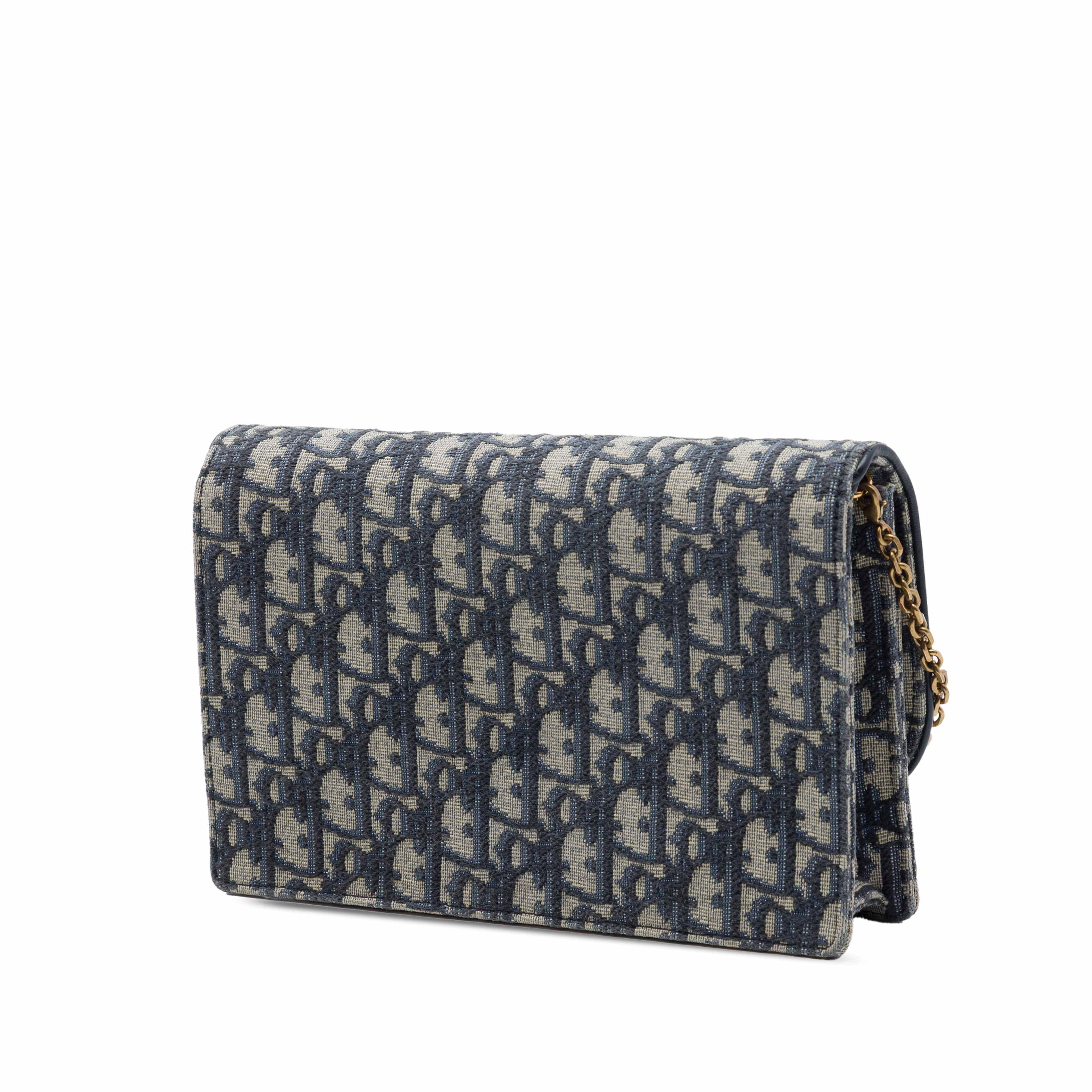 Dior Oblique Canvas Saddle Pouch Wallet On Chain, från Luxclusif, i färgen blå. Klicka för att öppna bilden i stort format