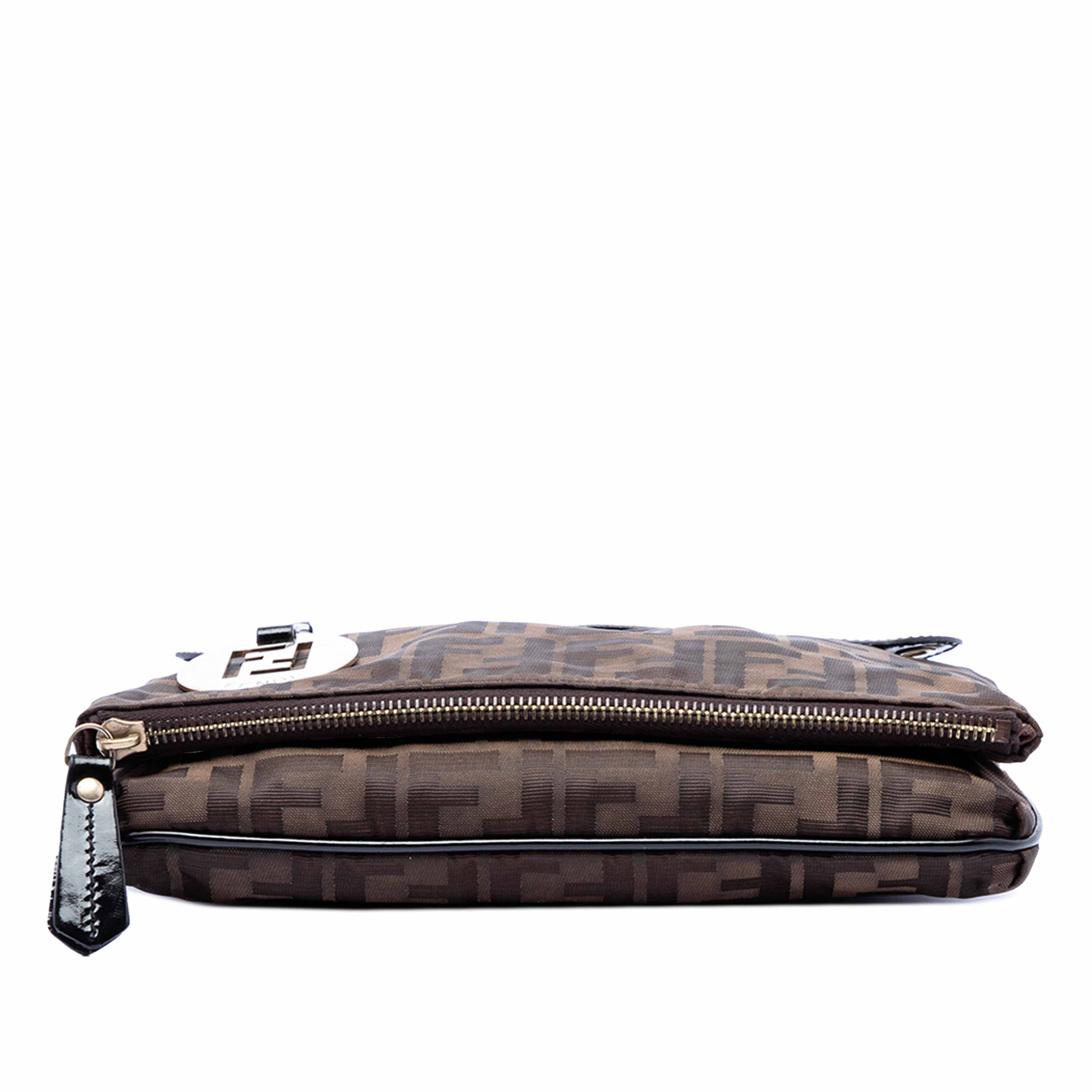Fendi Zucca Canvas Flap Wristlet Clutch, från Luxclusif, i färgen brun. Klicka för att öppna bilden i stort format