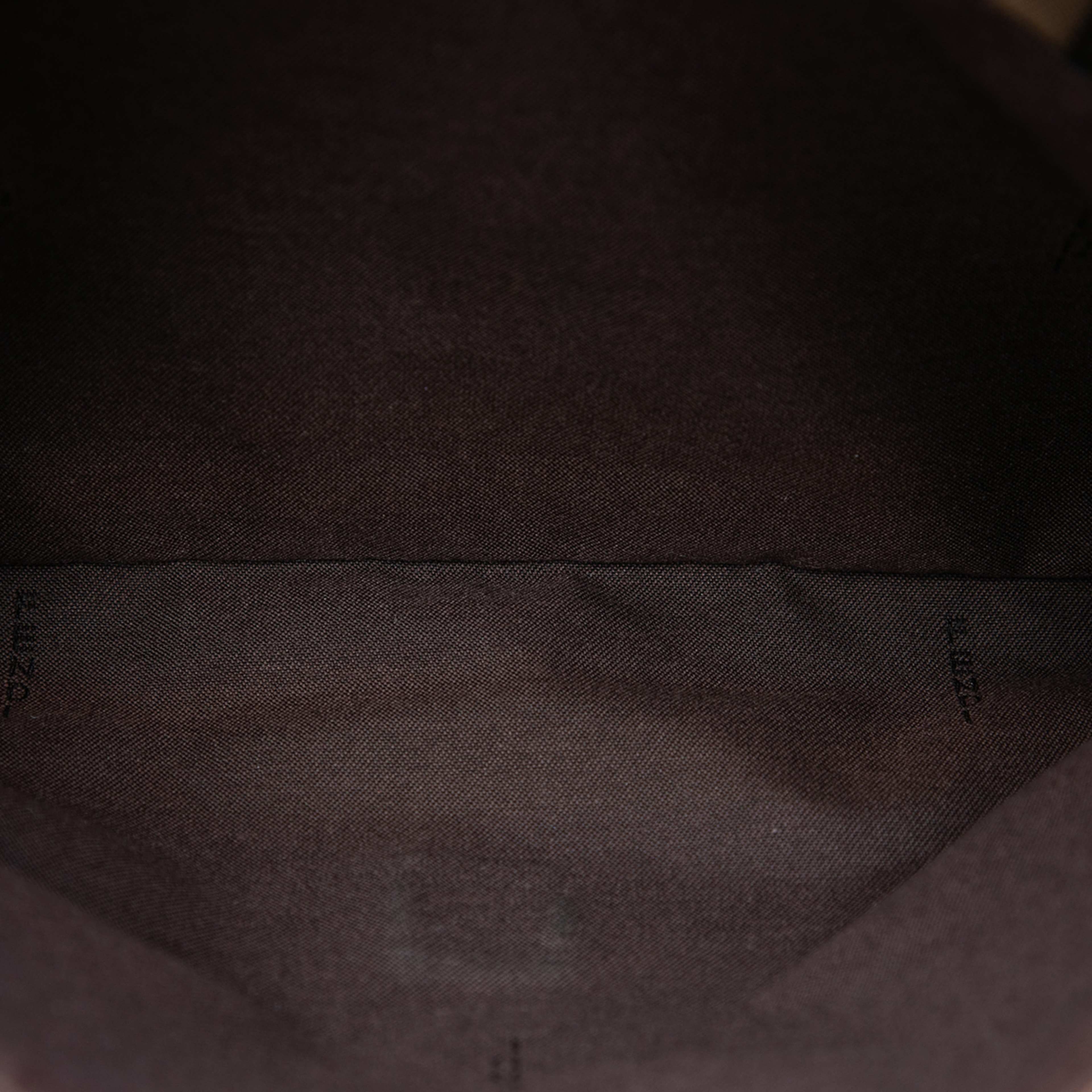 Fendi Zucca Canvas Flap Wristlet Clutch, från Luxclusif, i färgen brown. Klicka för att öppna bilden i stort format