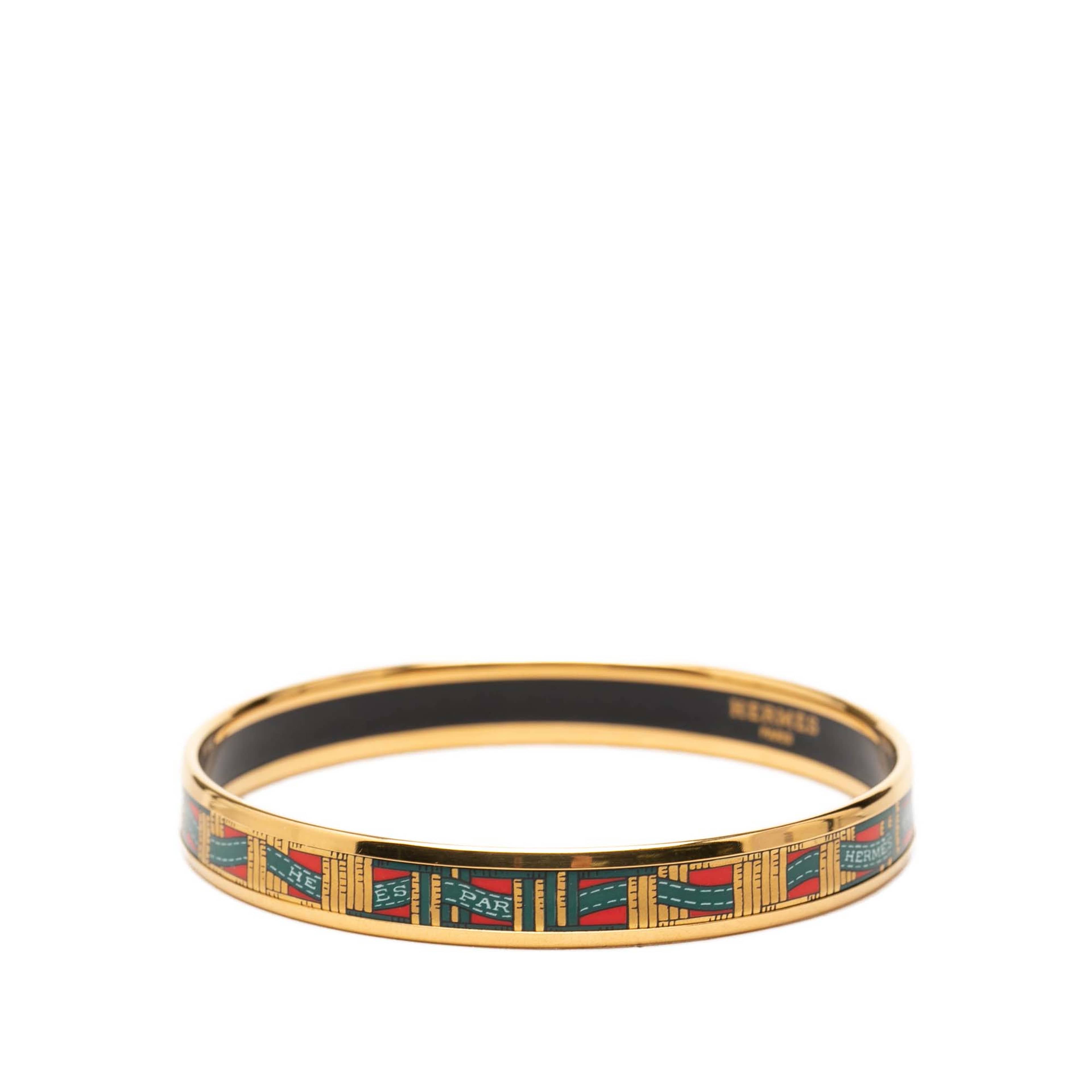 Hermès Narrow Cloisonne Enamel Bangle 62, från Luxclusif, i färgen red. Klicka för att öppna bilden i stort format