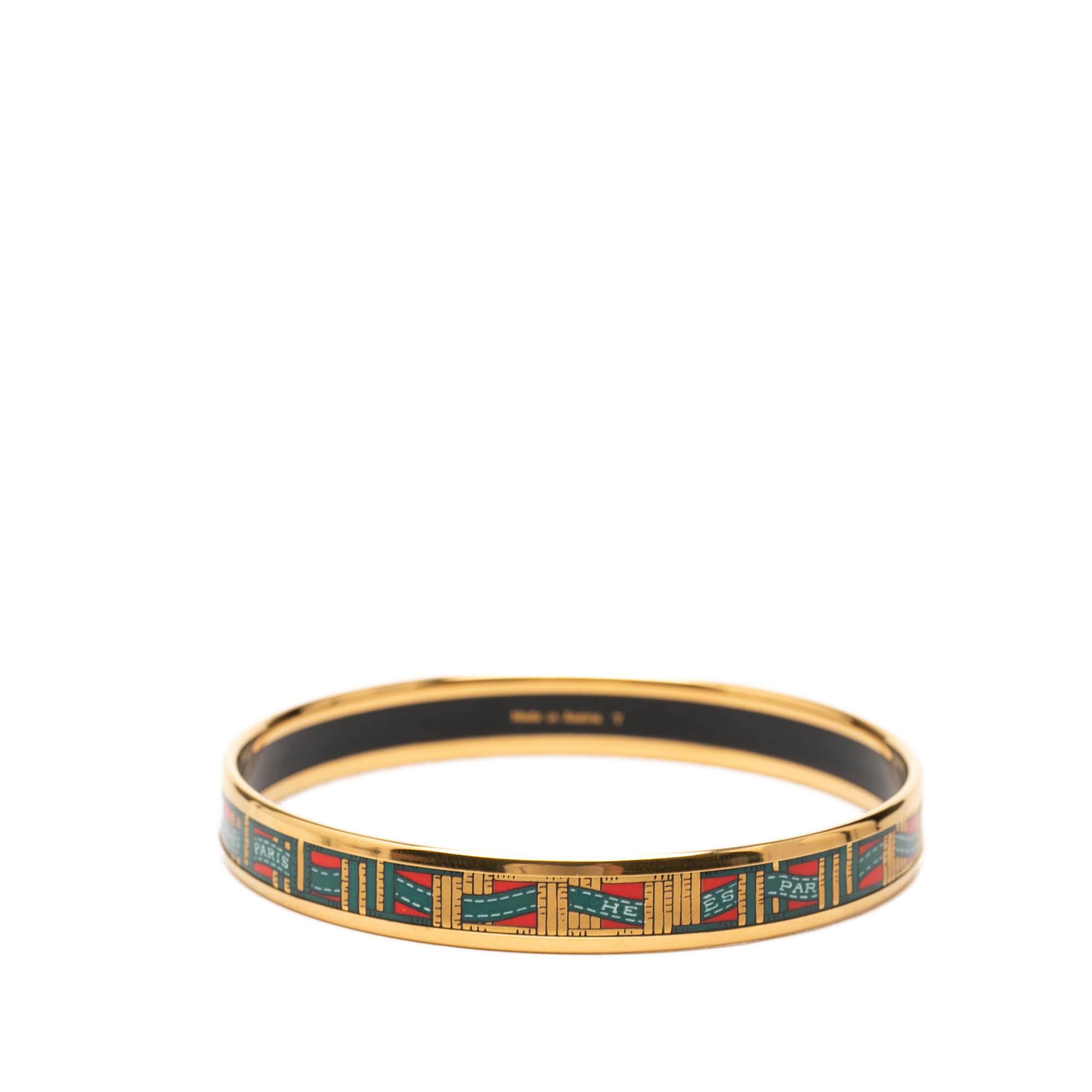 Hermès Narrow Cloisonne Enamel Bangle 62, från Luxclusif, i färgen red. Klicka för att öppna bilden i stort format