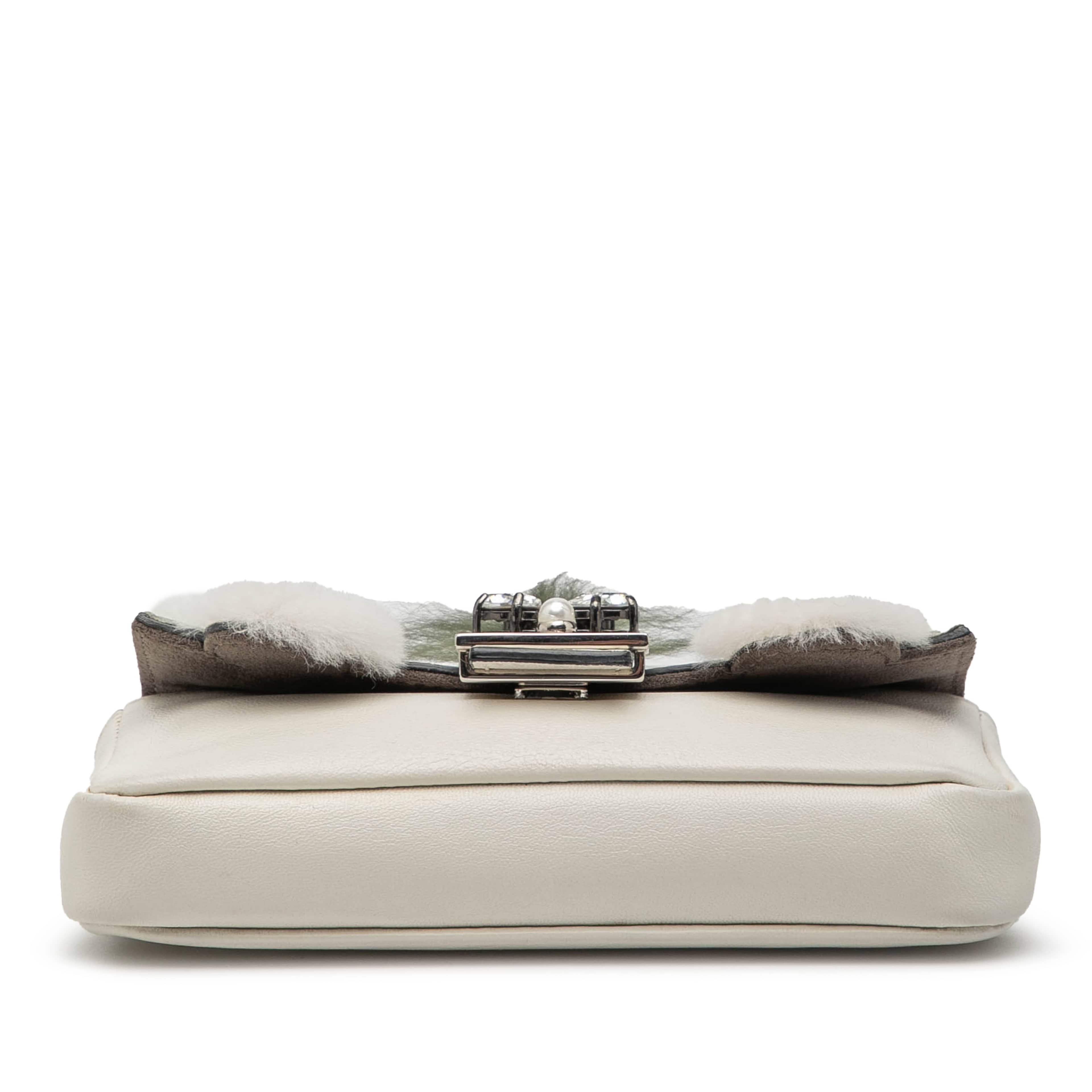 Fendi Micro Nappa Monster Baguette Satchel, från Luxclusif, i färgen white. Klicka för att öppna bilden i stort format