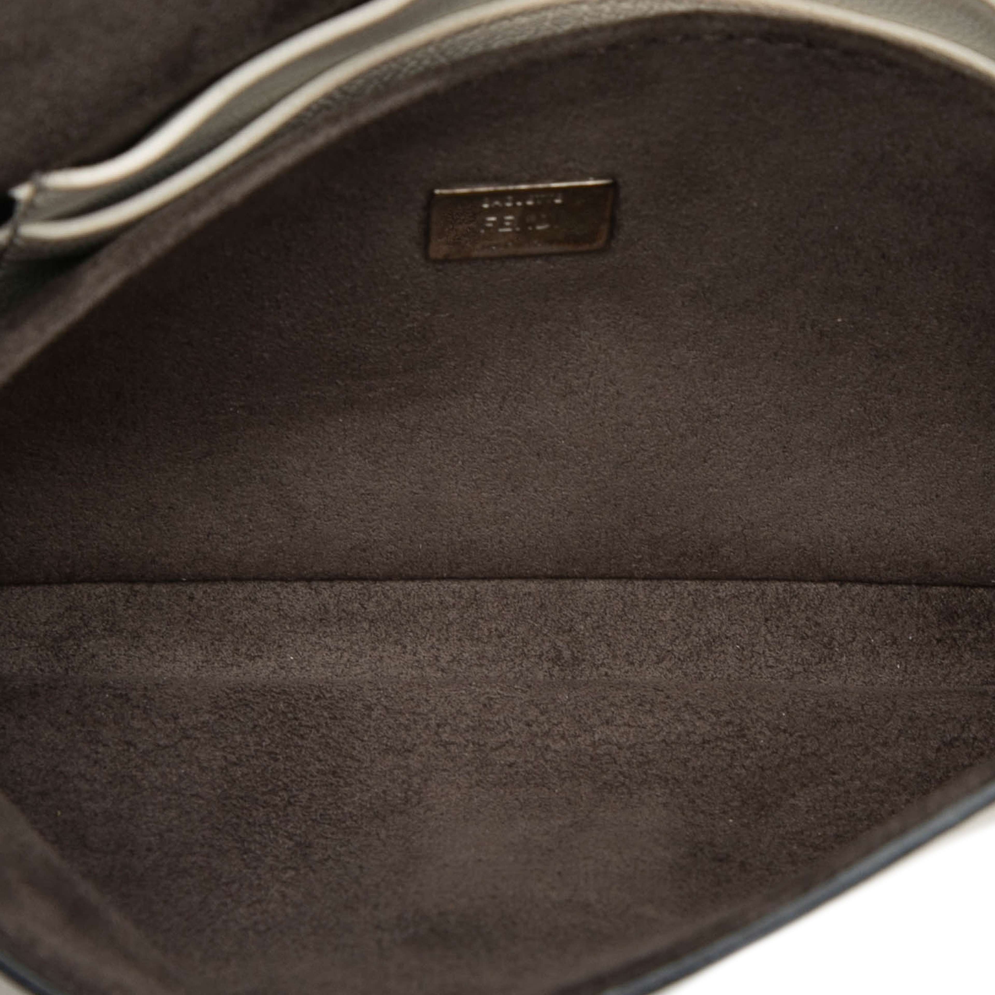 Fendi Micro Nappa Monster Baguette Satchel, från Luxclusif, i färgen white. Klicka för att öppna bilden i stort format