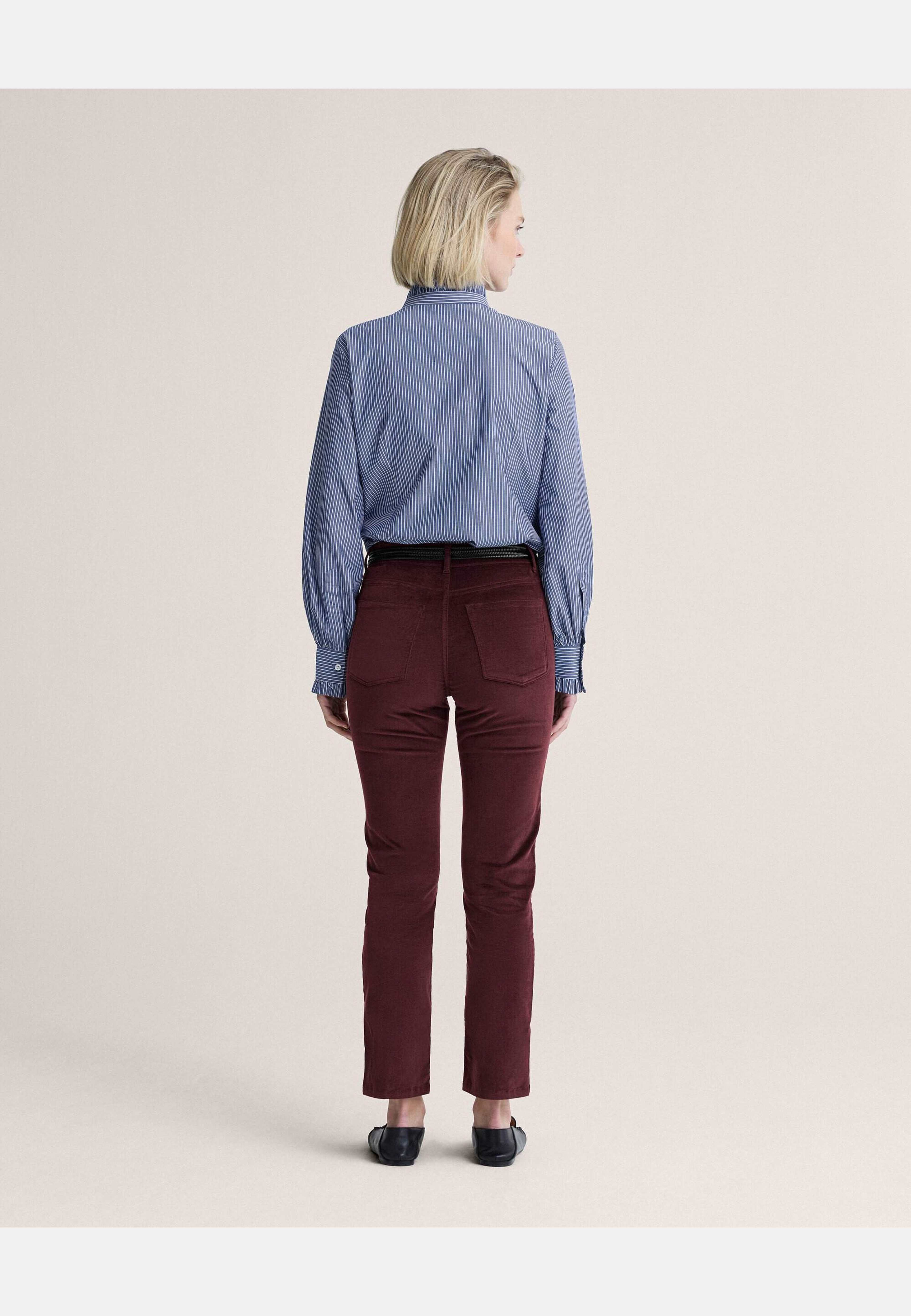 Nora Velvet Trousers, från Newhouse, i färgen djup vinröd. Klicka för att öppna bilden i stort format