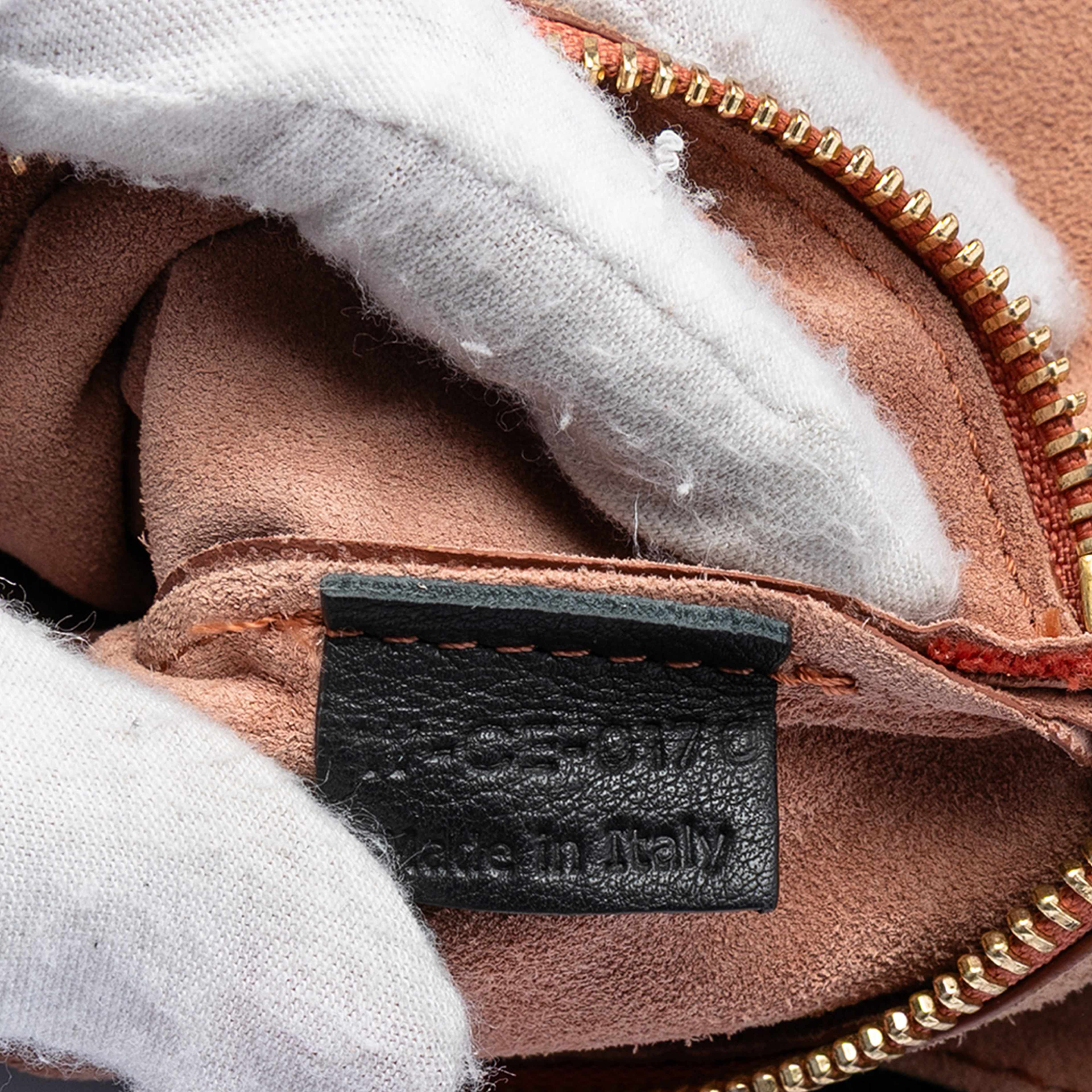 Celine Leather Envelope Luggage Tote, från Luxclusif, i färgen svart. Klicka för att öppna bilden i stort format