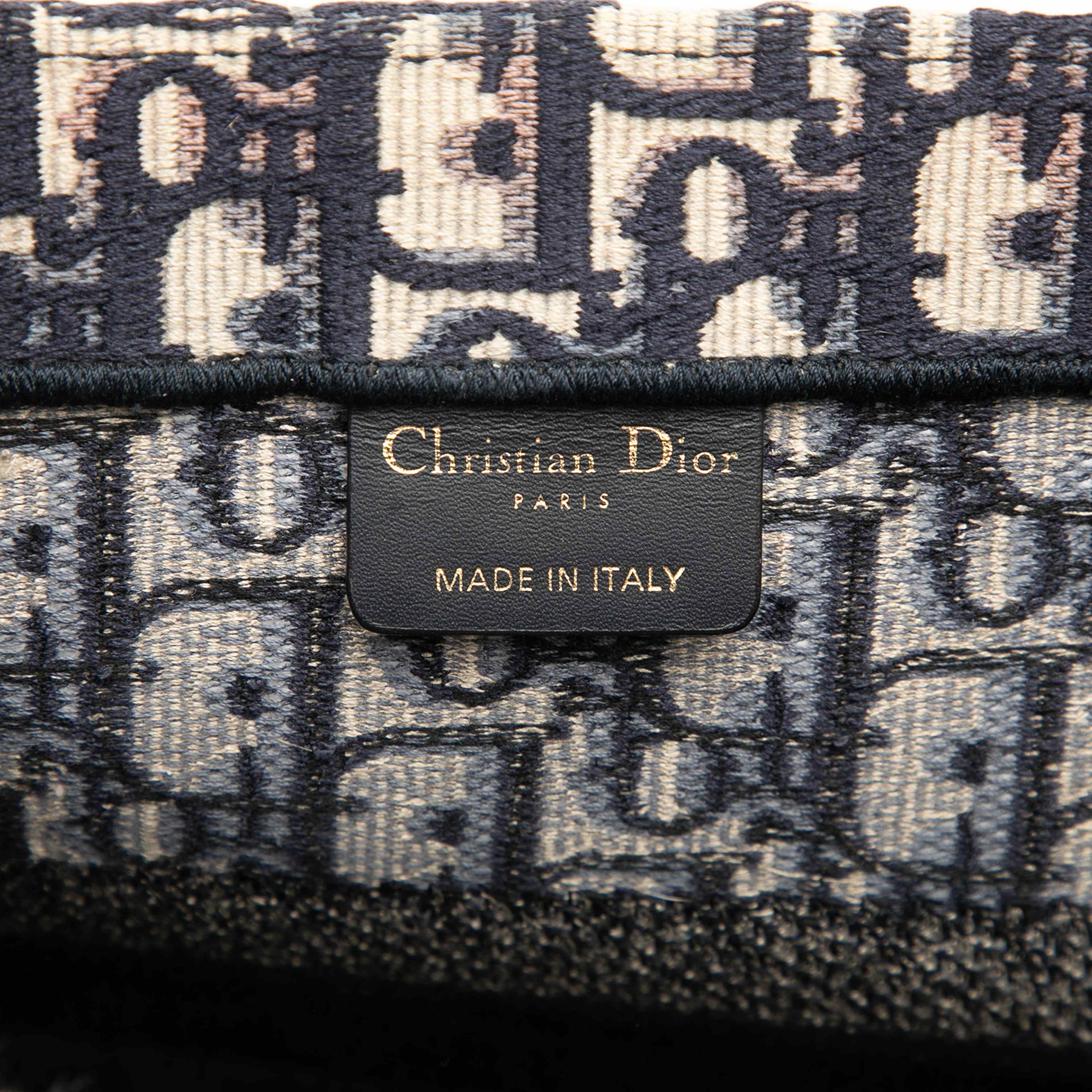 Dior Medium Oblique Embroidered Canvas Book Tote, från Luxclusif, i färgen navy. Klicka för att öppna bilden i stort format