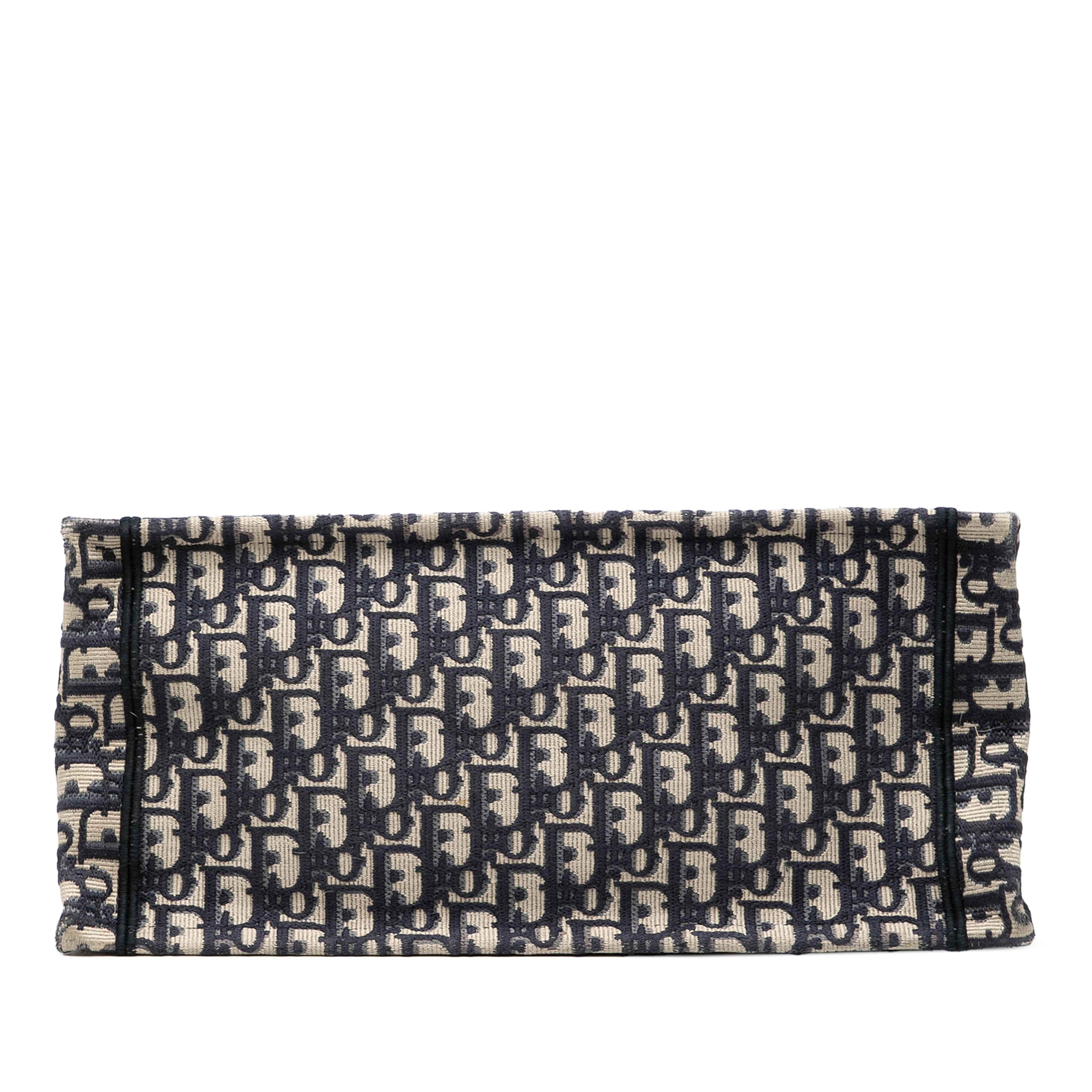 Dior Medium Oblique Embroidered Canvas Book Tote, från Luxclusif, i färgen navy. Klicka för att öppna bilden i stort format