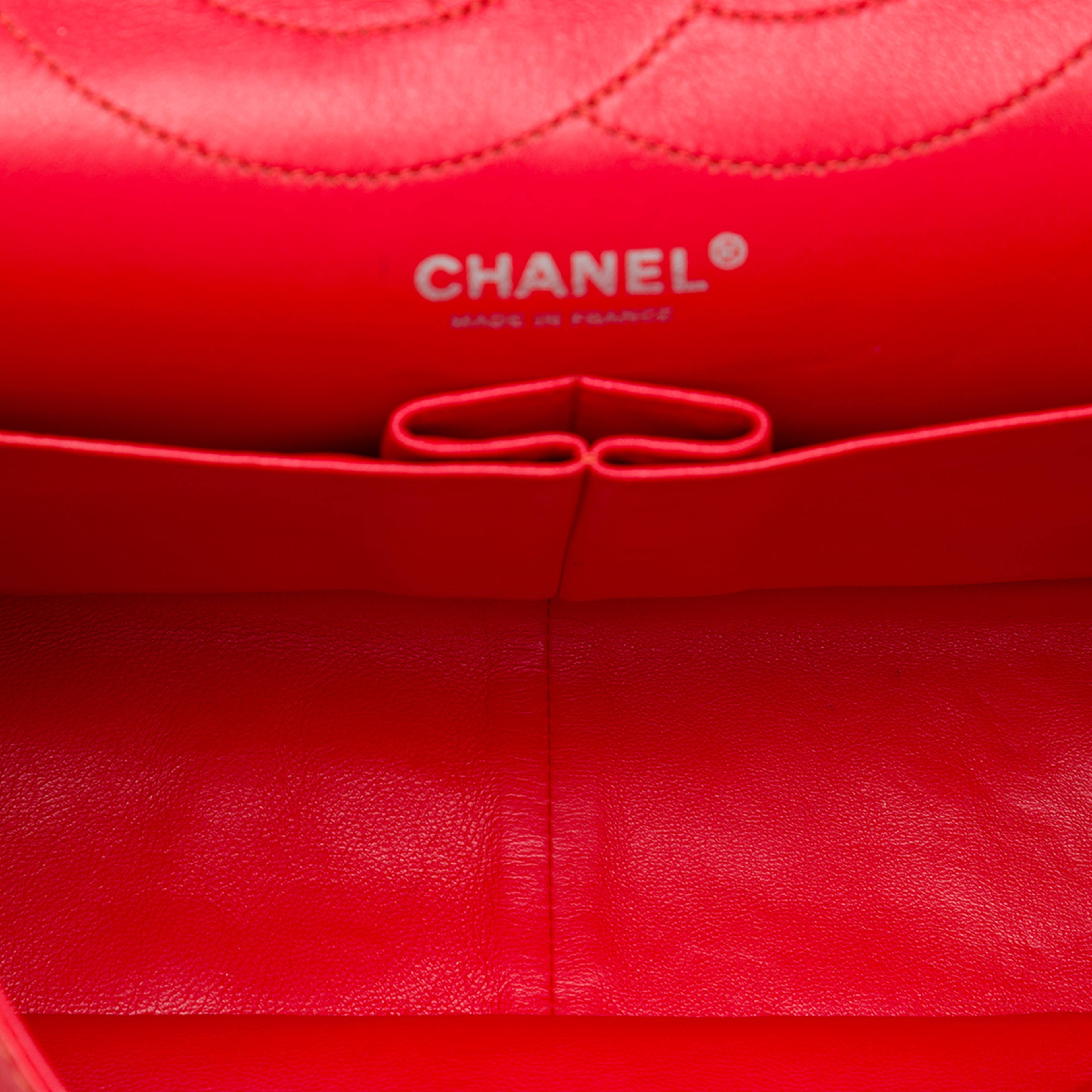 Chanel Quilted Crinkled Patent Reissue 2.55 Double Flap 227, från Luxclusif, i färgen röd. Klicka för att öppna bilden i stort format