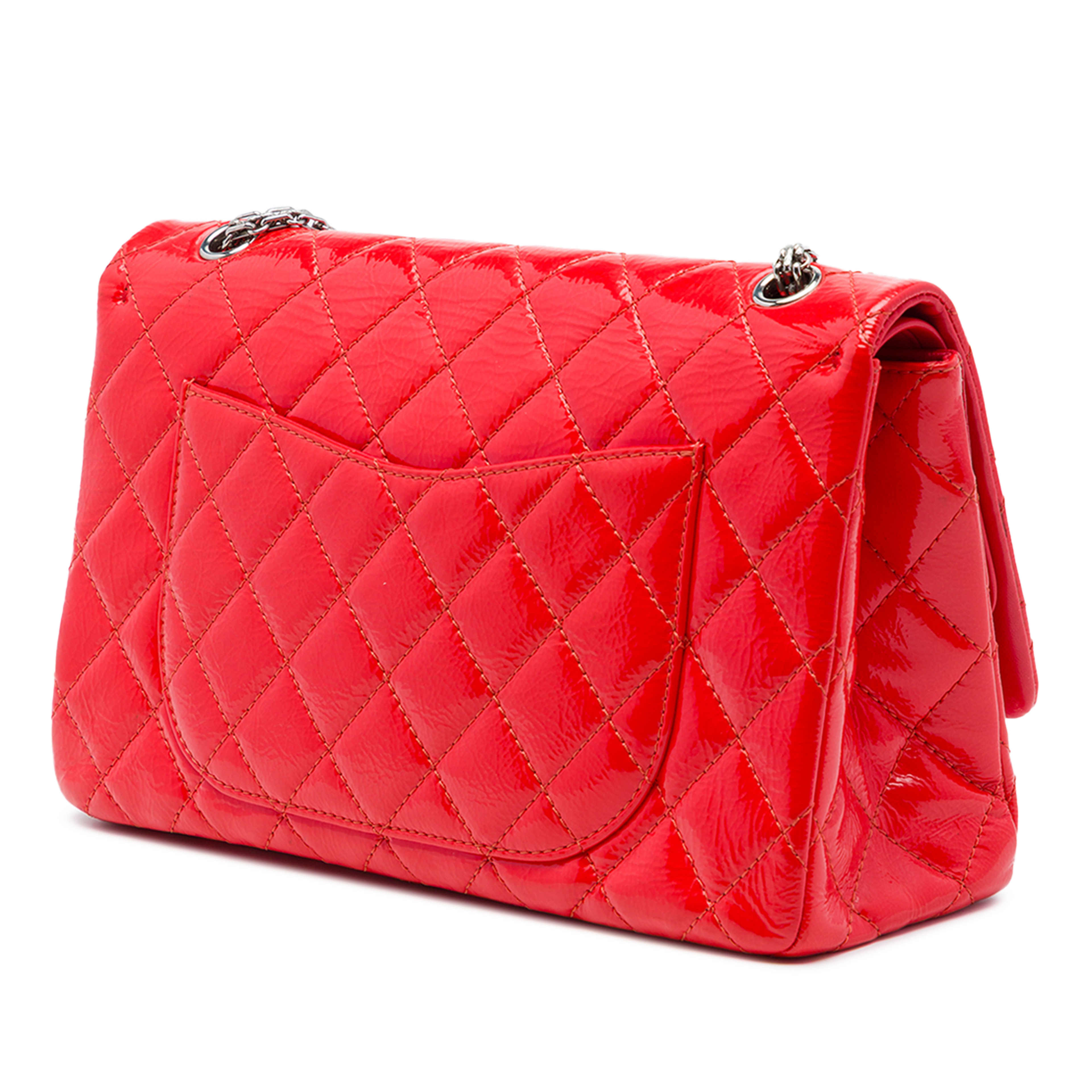 Chanel Quilted Crinkled Patent Reissue 2.55 Double Flap 227, från Luxclusif, i färgen röd. Klicka för att öppna bilden i stort format