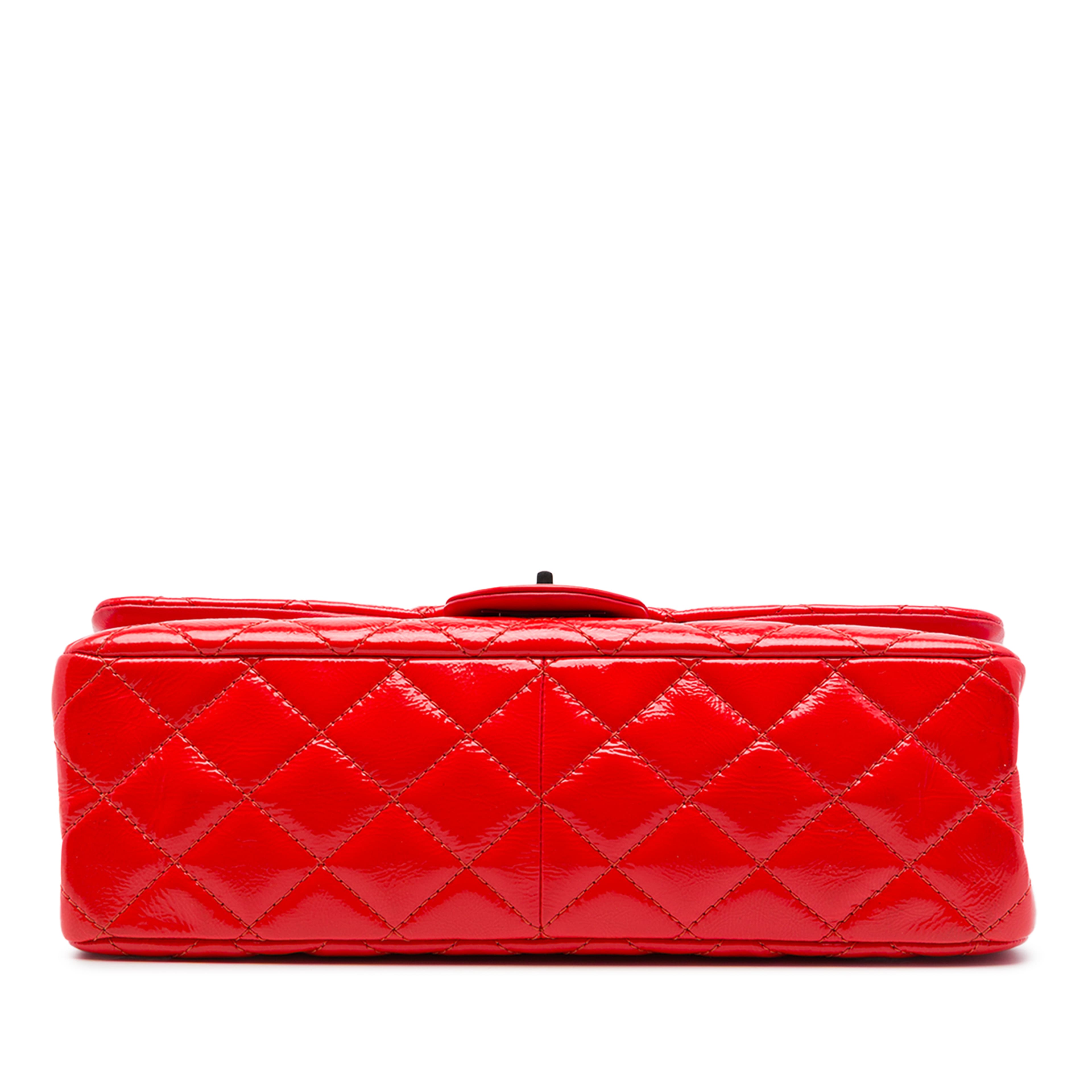 Chanel Quilted Crinkled Patent Reissue 2.55 Double Flap 227, från Luxclusif, i färgen röd. Klicka för att öppna bilden i stort format