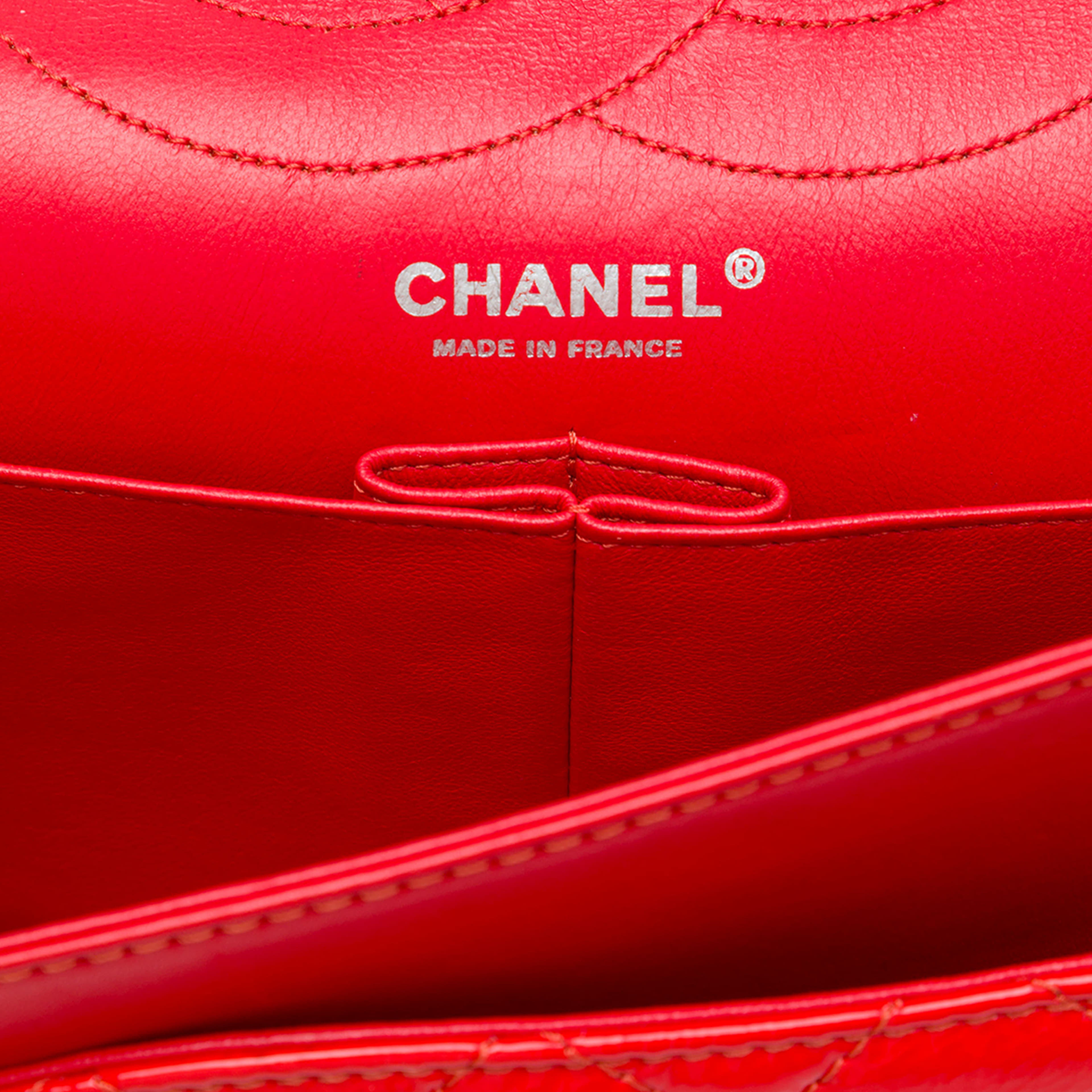 Chanel Quilted Crinkled Patent Reissue 2.55 Double Flap 227, från Luxclusif, i färgen röd. Klicka för att öppna bilden i stort format