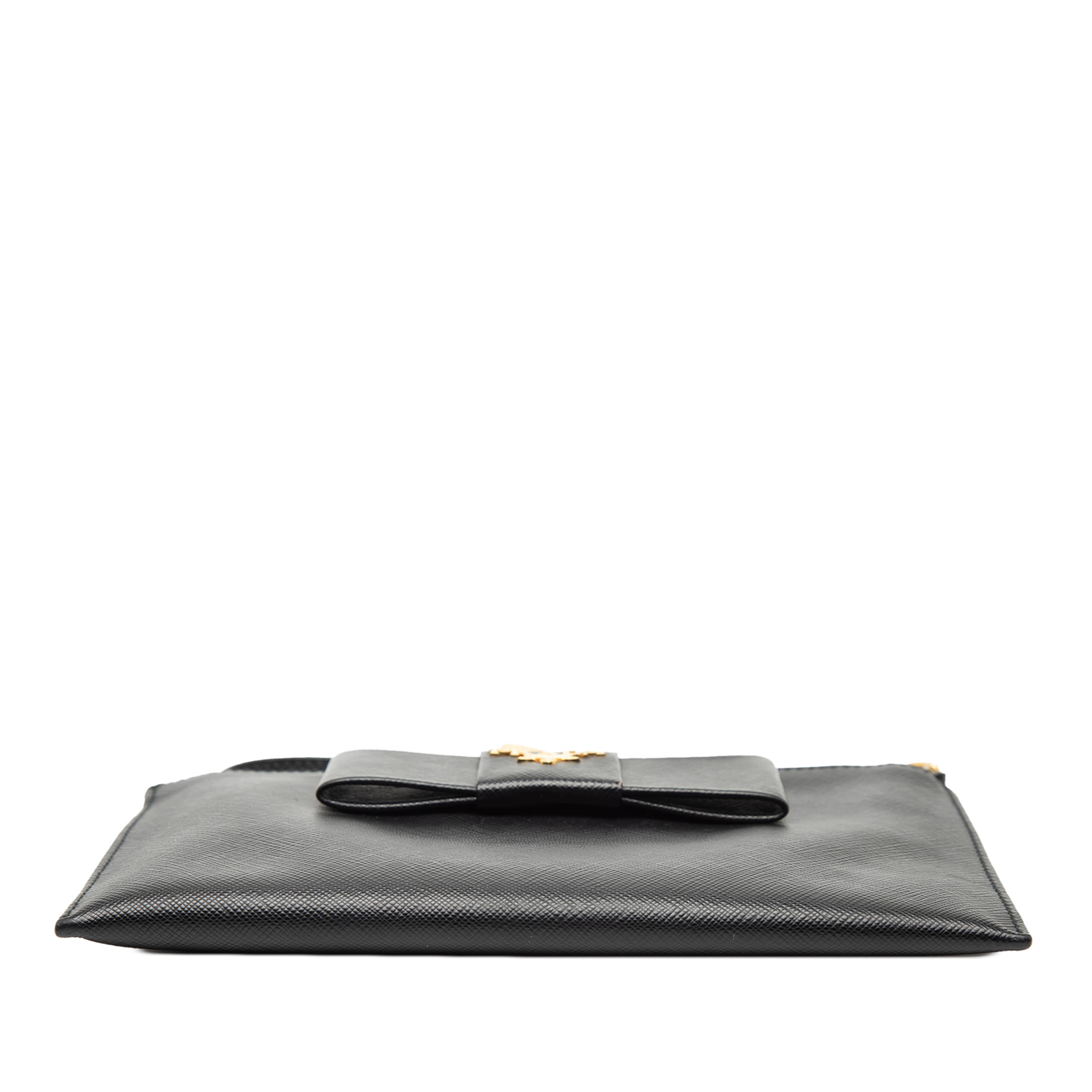 Prada Saffiano Bow Clutch, från Luxclusif, i färgen black. Klicka för att öppna bilden i stort format