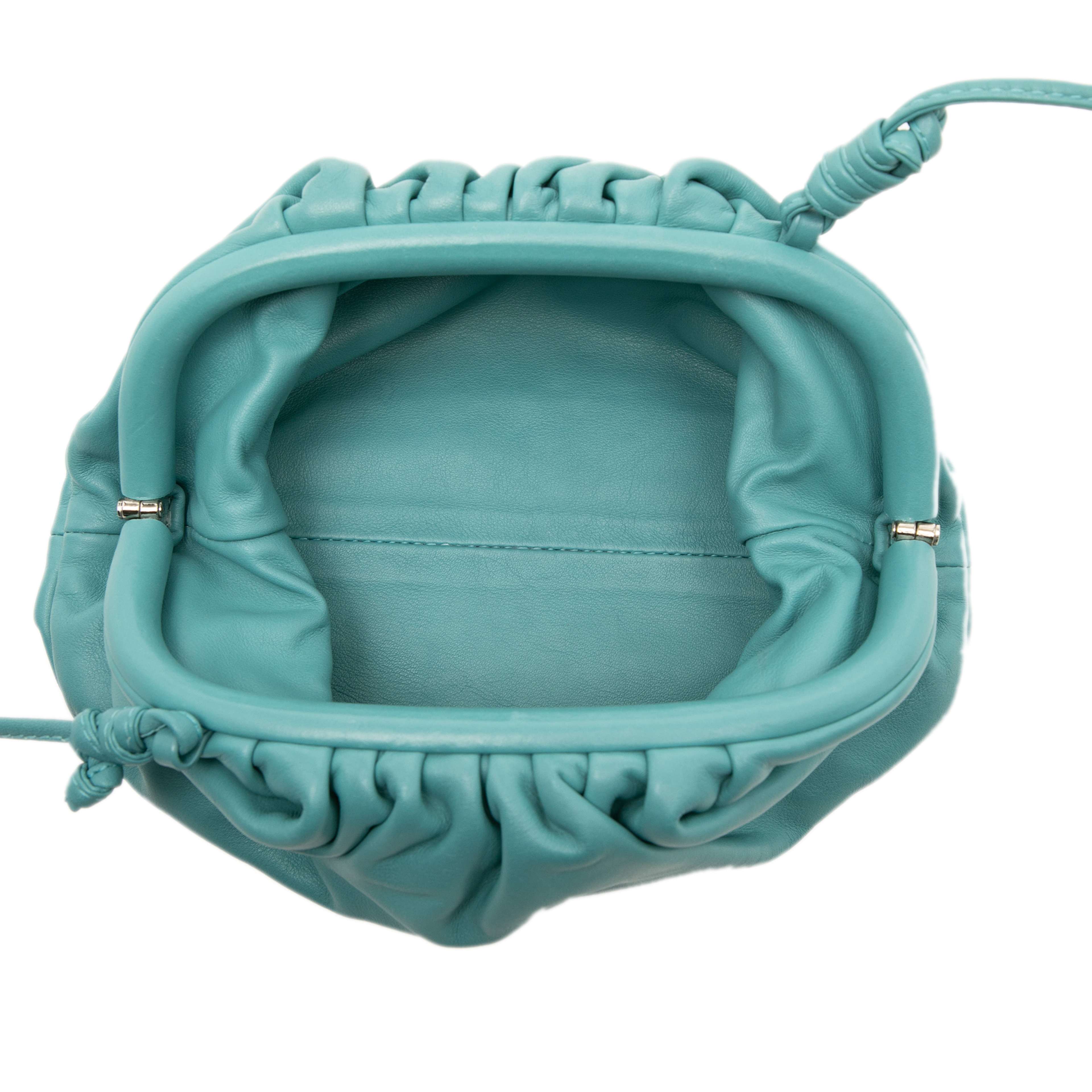 Bottega Veneta Lambskin The Mini Pouch Crossbody, från Luxclusif, i färgen blå. Klicka för att öppna bilden i stort format
