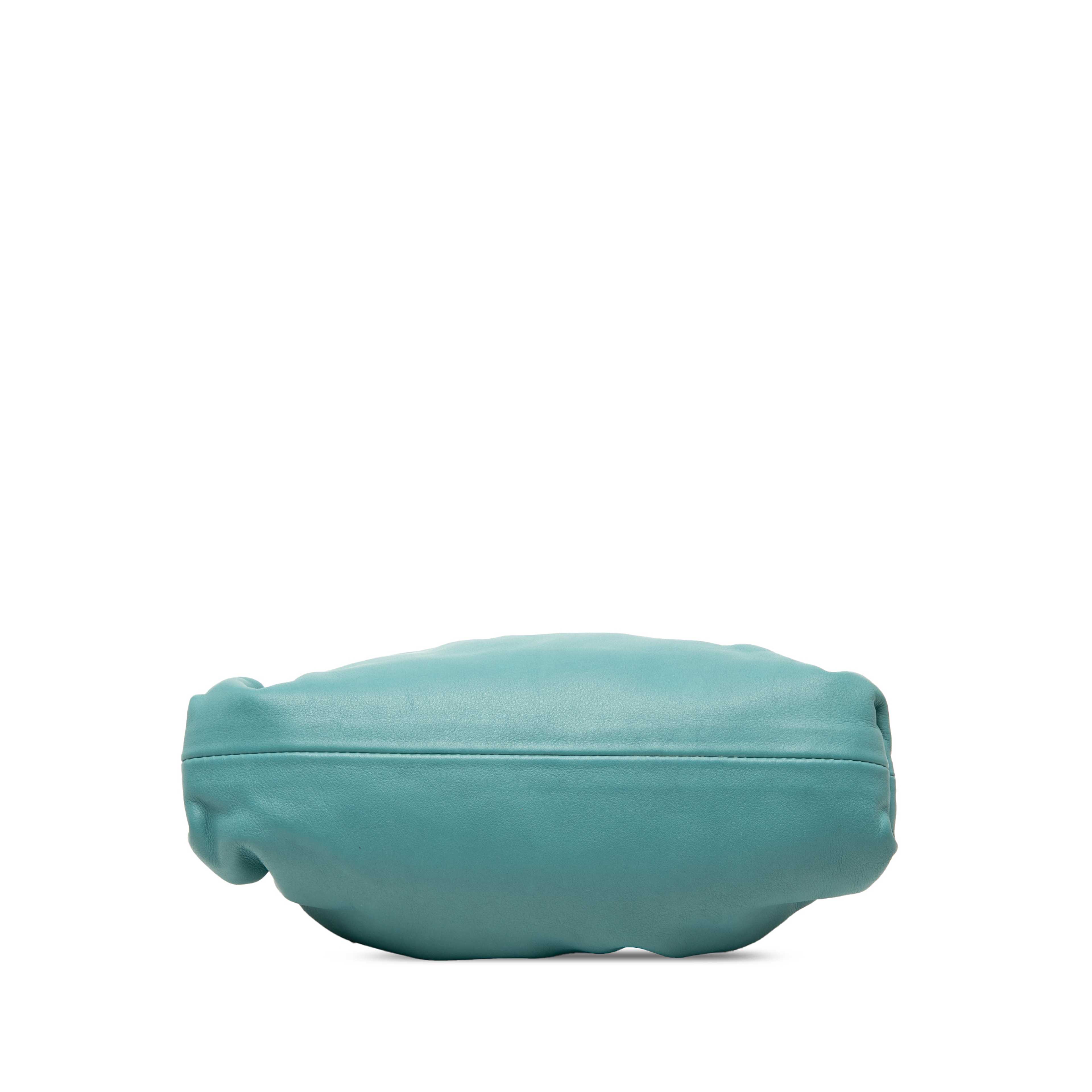 Bottega Veneta Lambskin The Mini Pouch Crossbody, från Luxclusif, i färgen blå. Klicka för att öppna bilden i stort format