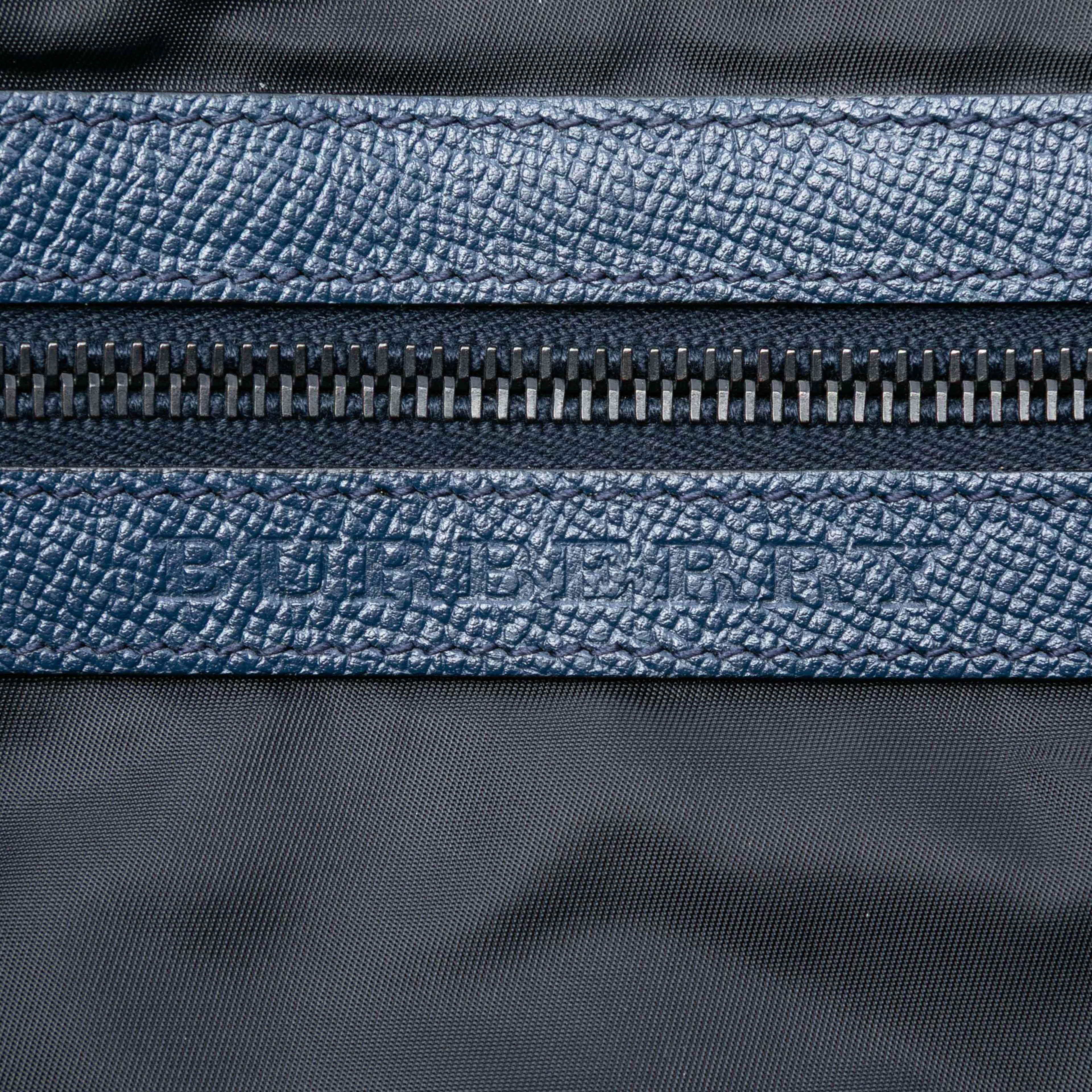 Burberry Smoke Check Nylon Messenger Bag, från Luxclusif, i färgen dark gray. Klicka för att öppna bilden i stort format