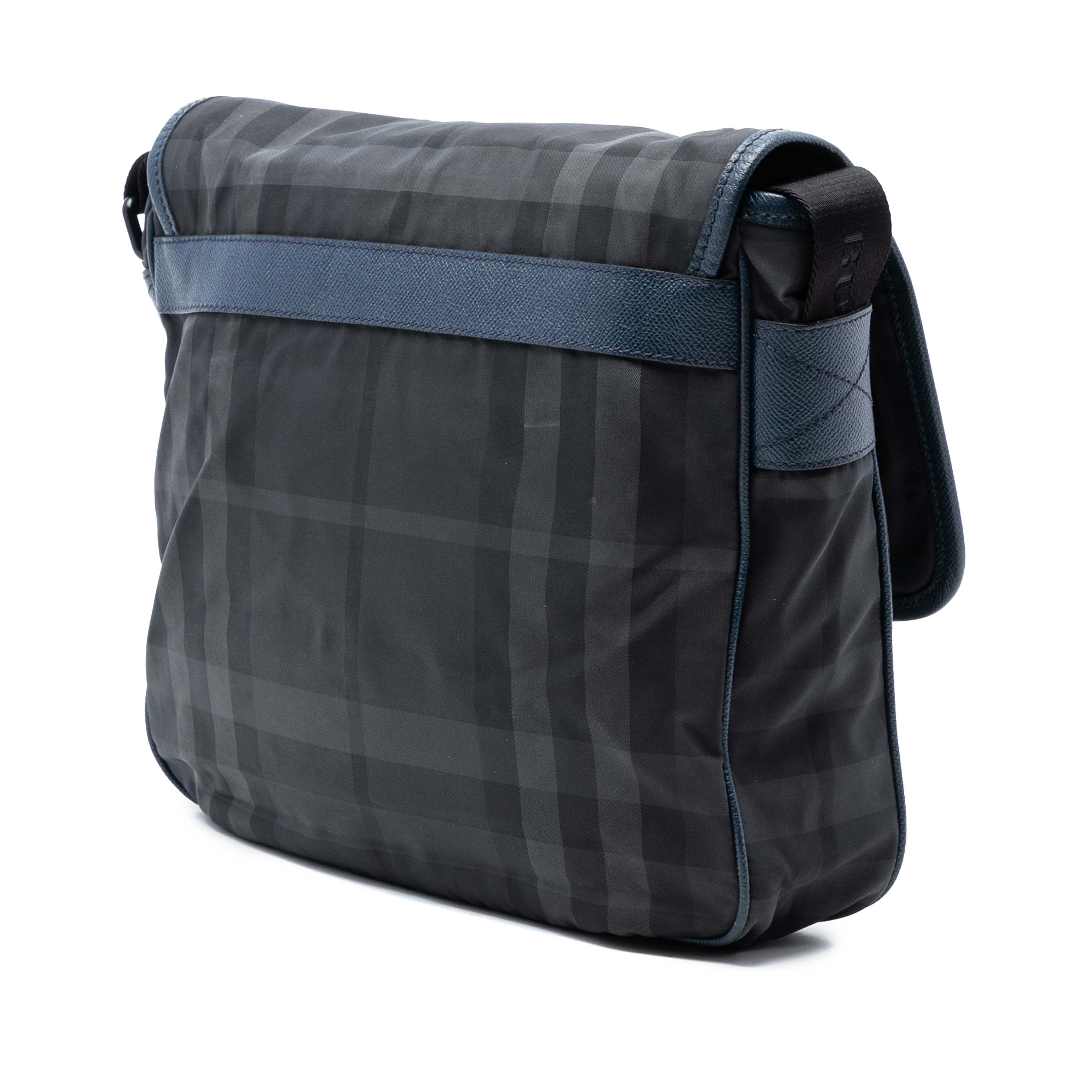 Burberry Smoke Check Nylon Messenger Bag, från Luxclusif, i färgen grå. Klicka för att öppna bilden i stort format