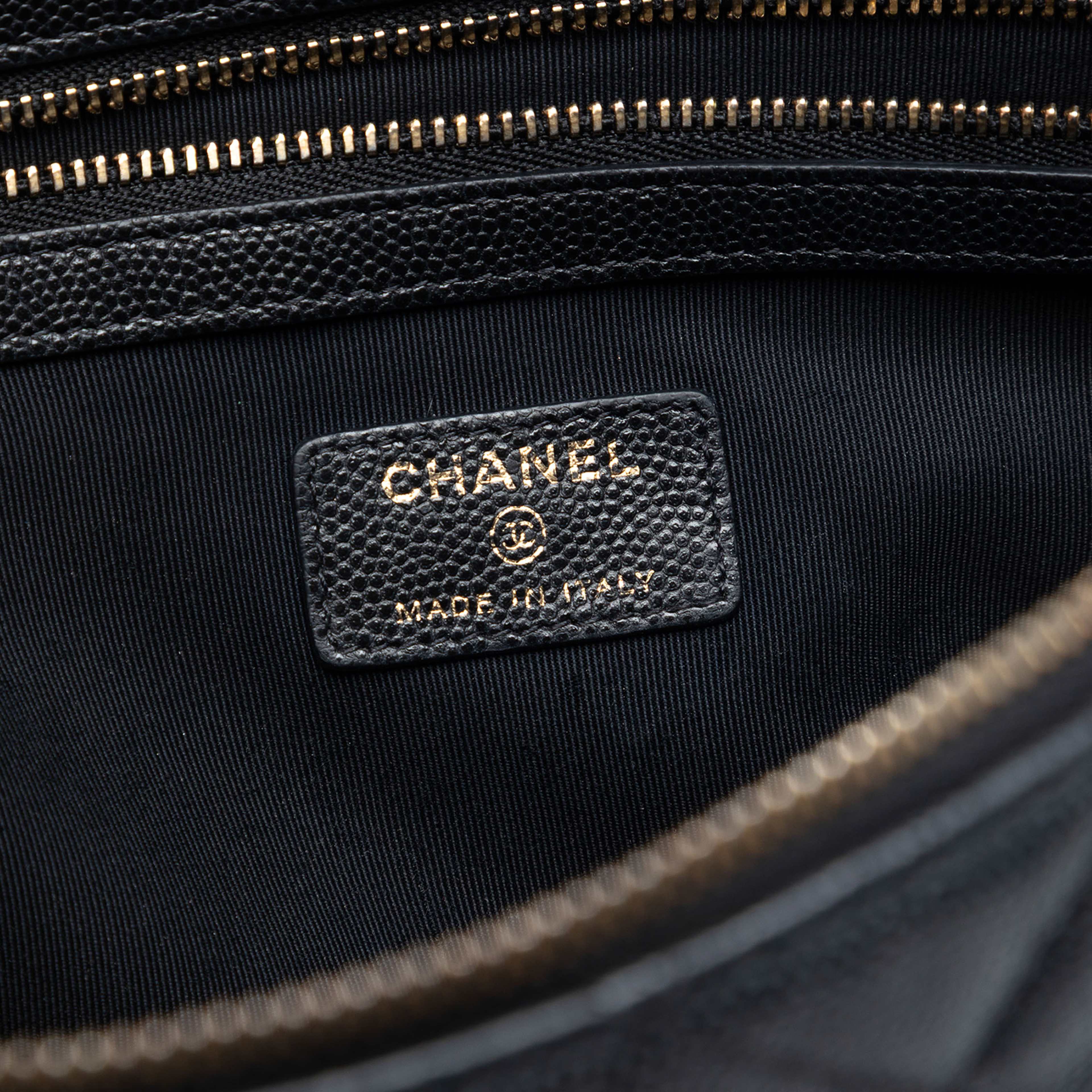 Chanel Large Quilted Caviar O Case Clutch, från Luxclusif, i färgen svart. Klicka för att öppna bilden i stort format