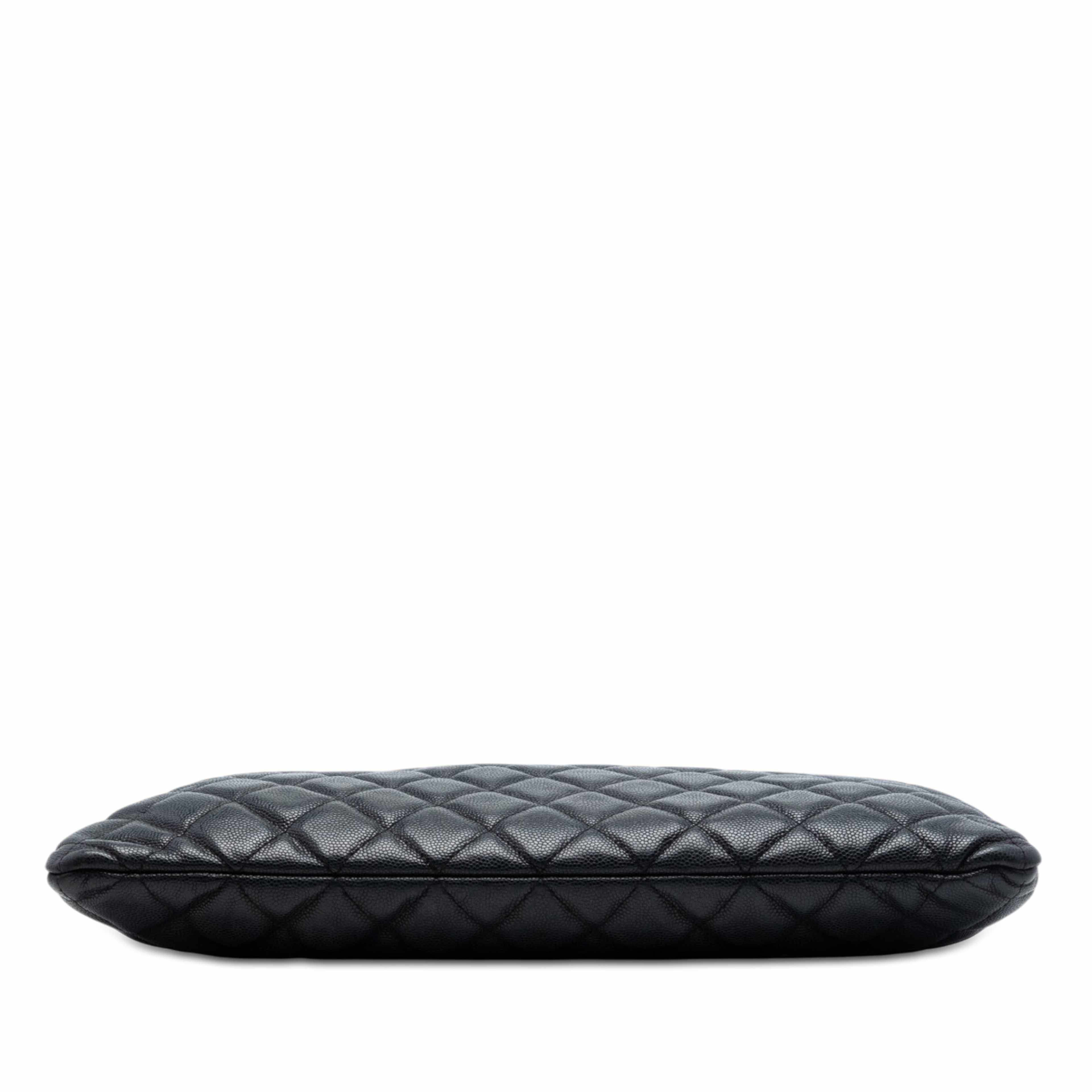 Chanel Large Quilted Caviar O Case Clutch, från Luxclusif, i färgen svart. Klicka för att öppna bilden i stort format
