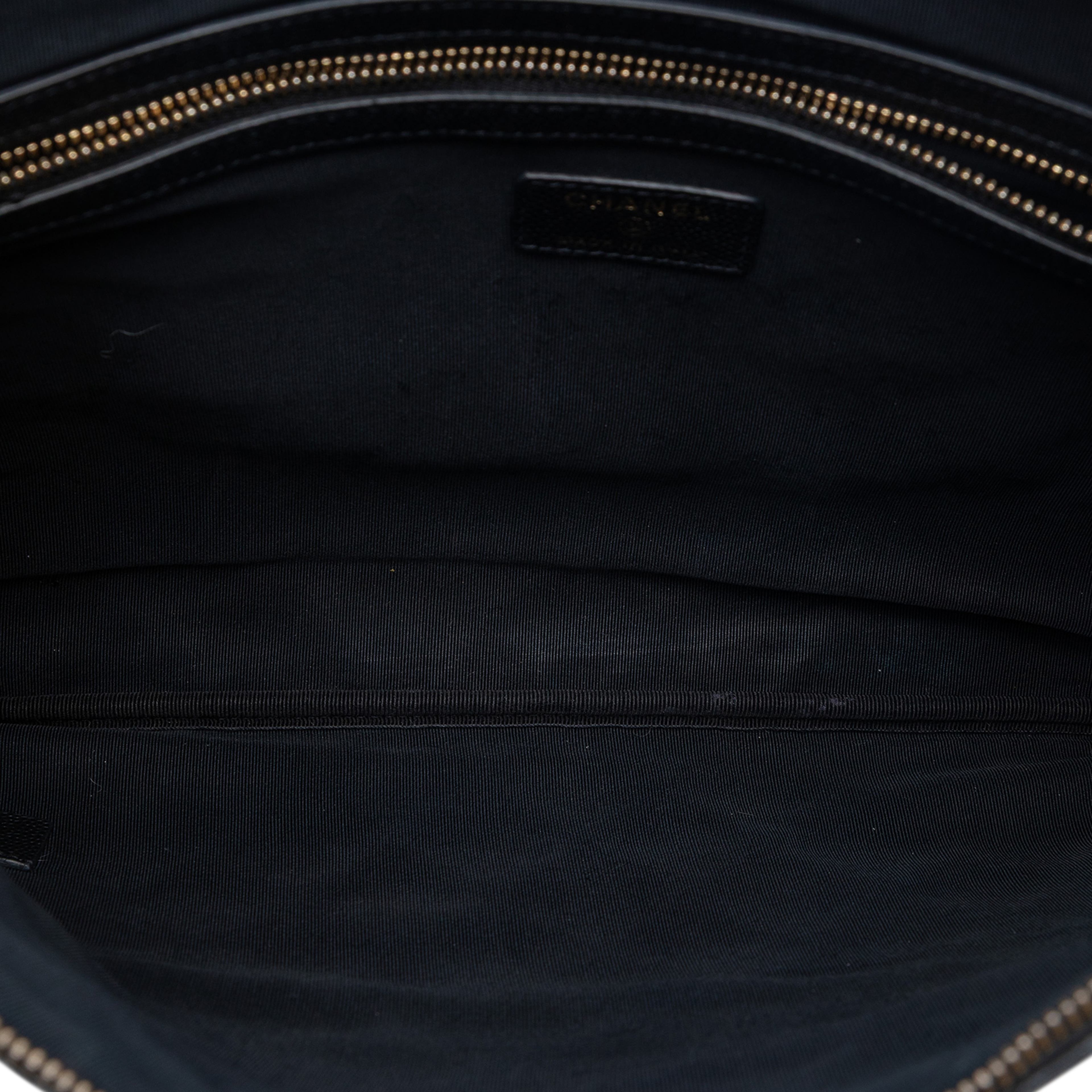 Chanel Large Quilted Caviar O Case Clutch, från Luxclusif, i färgen svart. Klicka för att öppna bilden i stort format