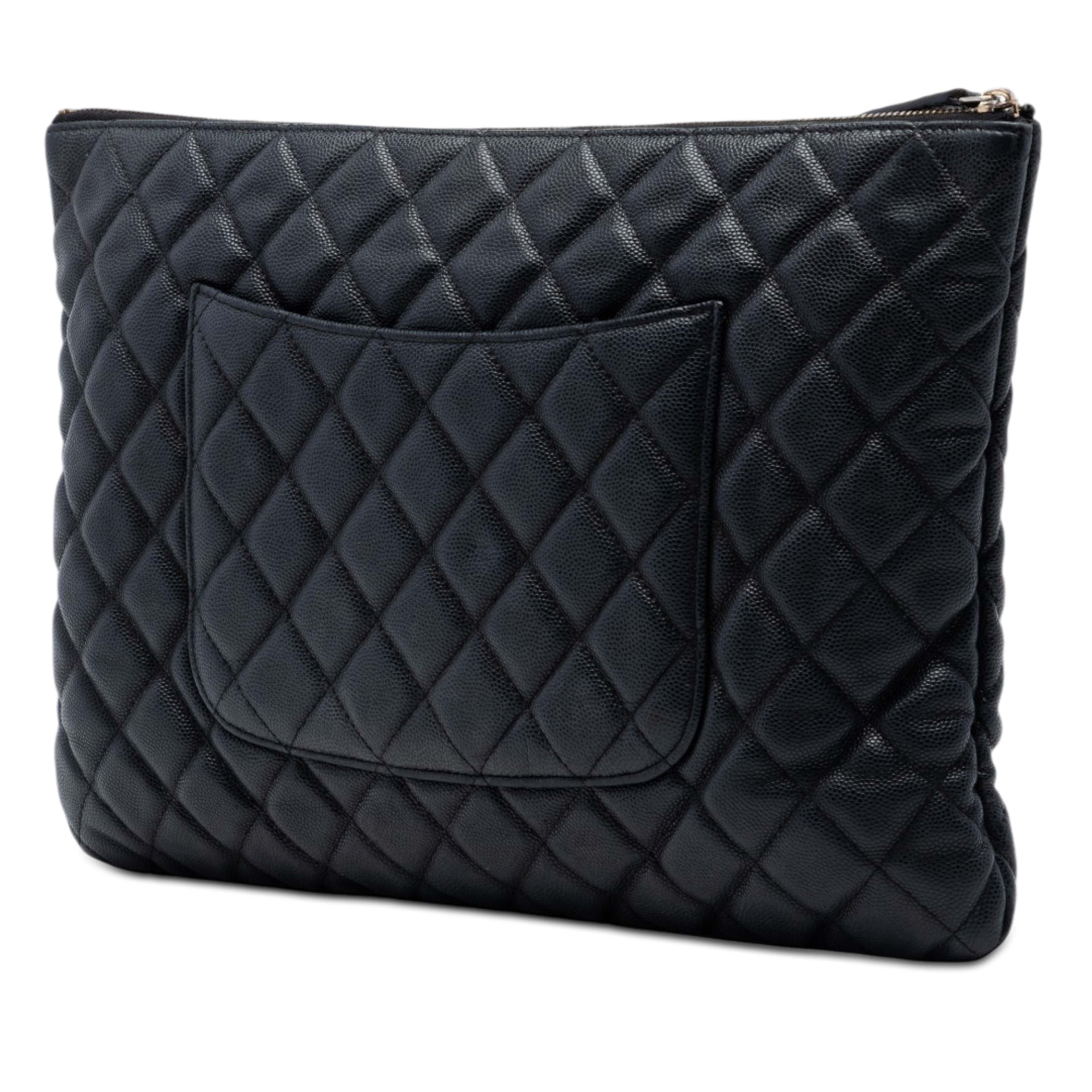 Chanel Large Quilted Caviar O Case Clutch, från Luxclusif, i färgen svart. Klicka för att öppna bilden i stort format