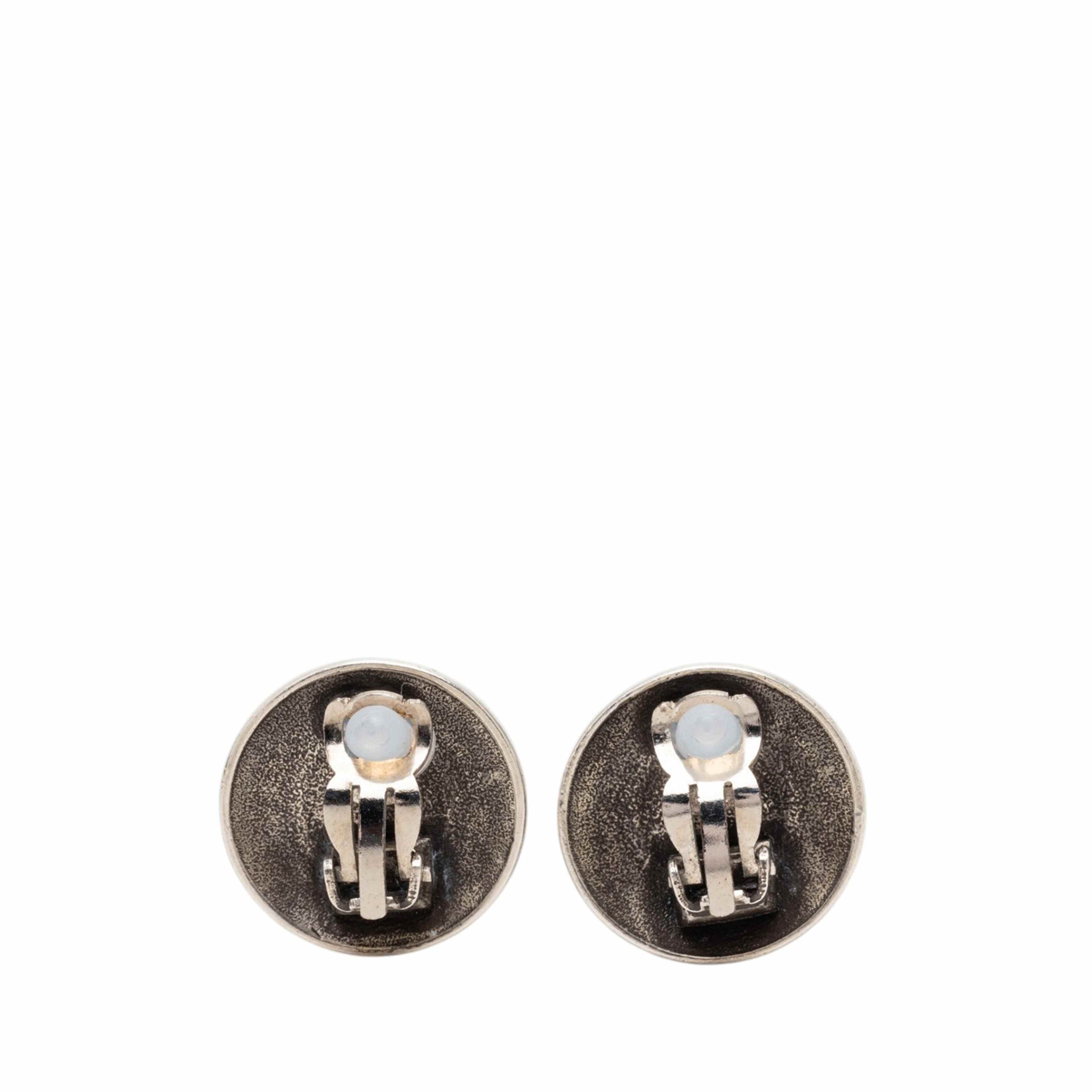 Chanel Cc Brass Target Round Clip On Earrings, från Luxclusif, i färgen silver. Klicka för att öppna bilden i stort format