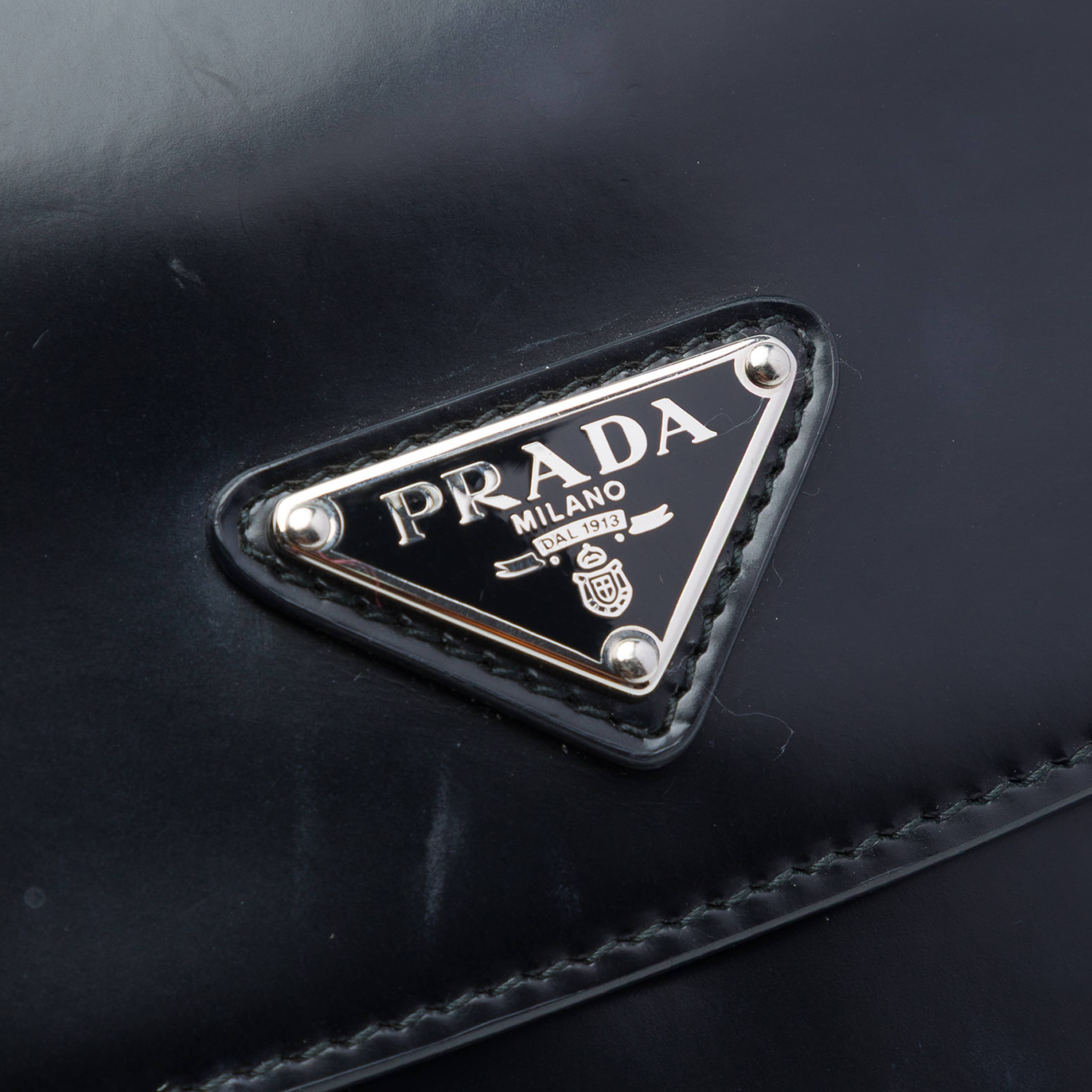 Prada Spazzolato Leather Cleo Flap Shoulder Bag, från Luxclusif, i färgen svart. Klicka för att öppna bilden i stort format