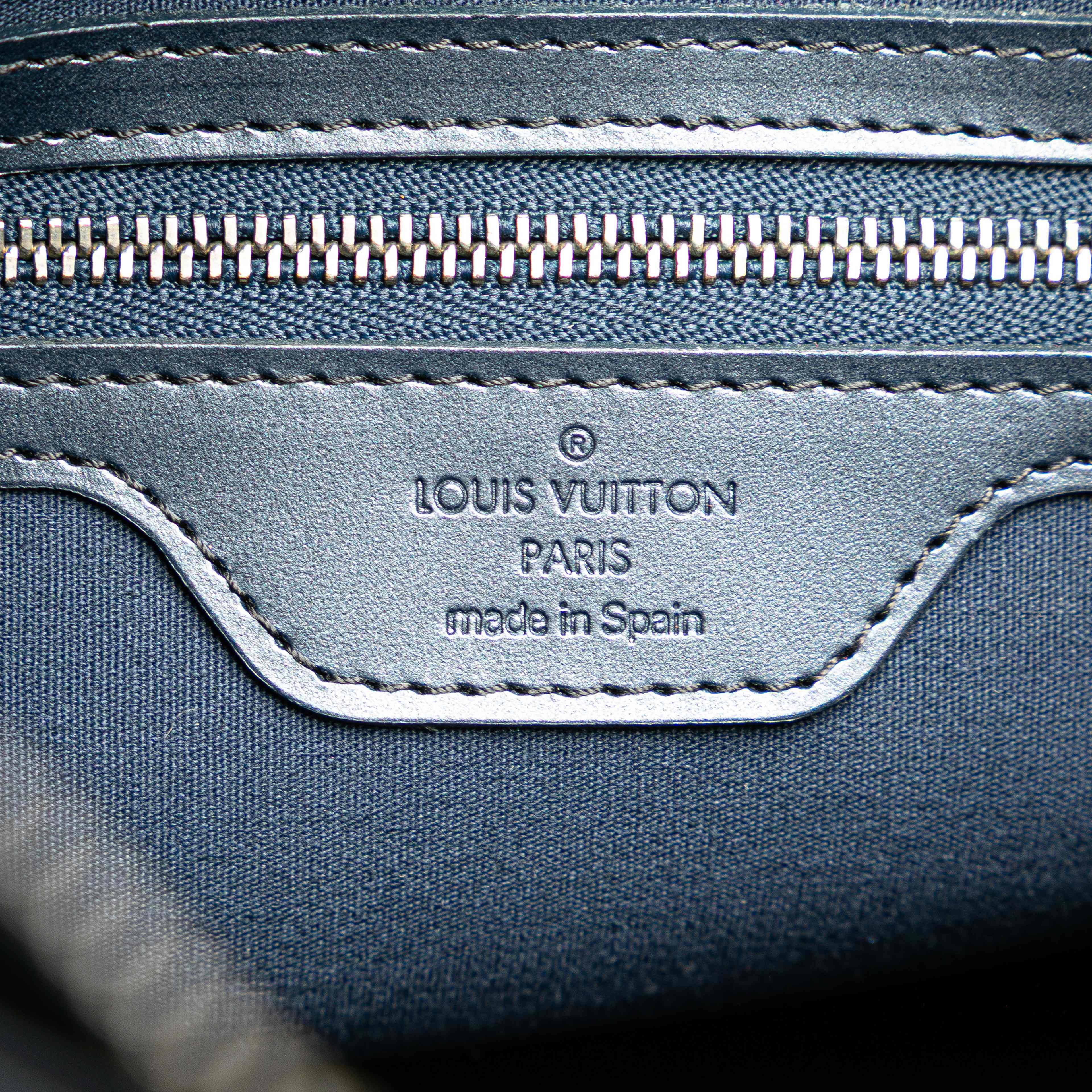 Louis Vuitton Monogram Mat Stockton, från Luxclusif, i färgen dark blue. Klicka för att öppna bilden i stort format