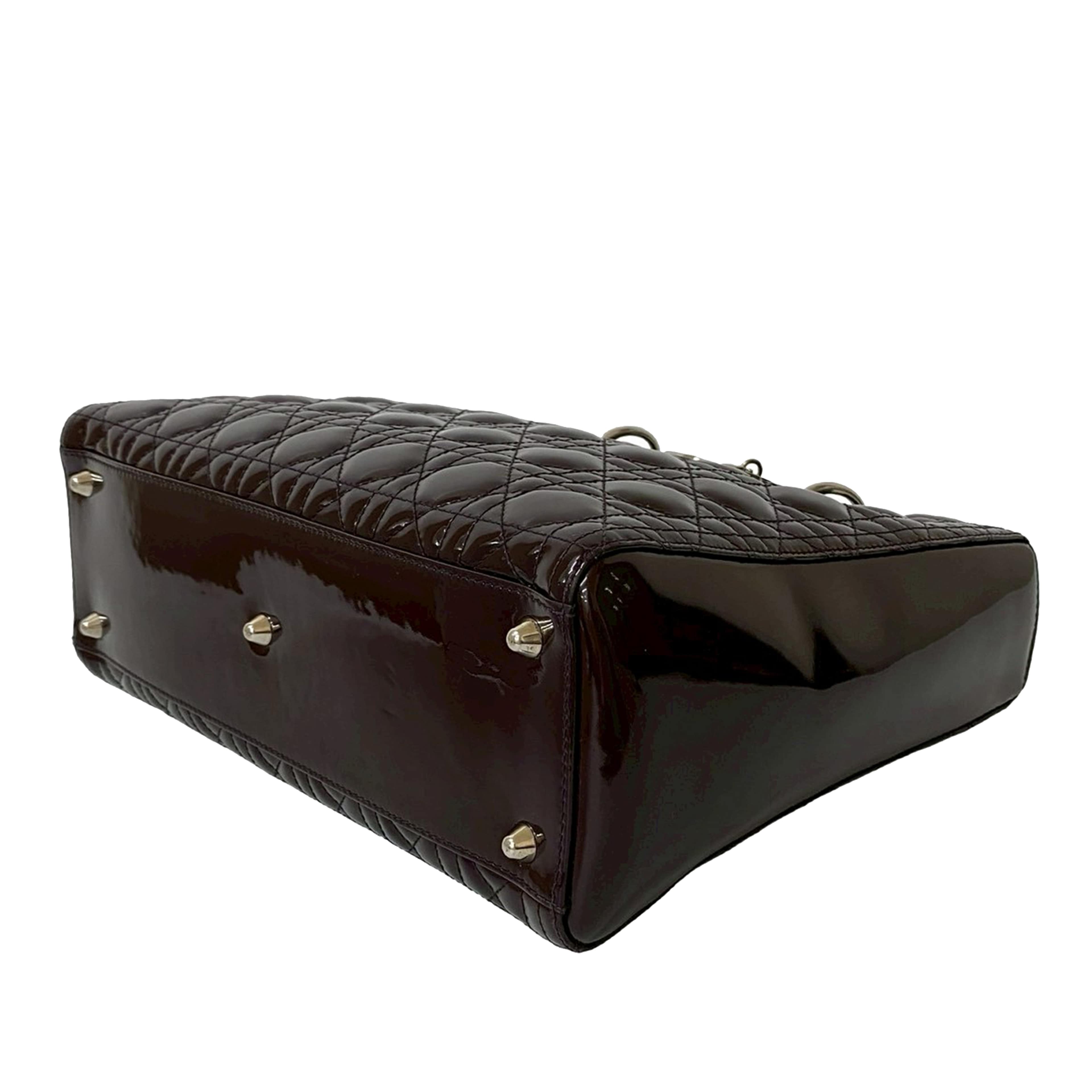 Dior Large Patent Cannage Lady Dior, från Luxclusif, i färgen dark brown. Klicka för att öppna bilden i stort format