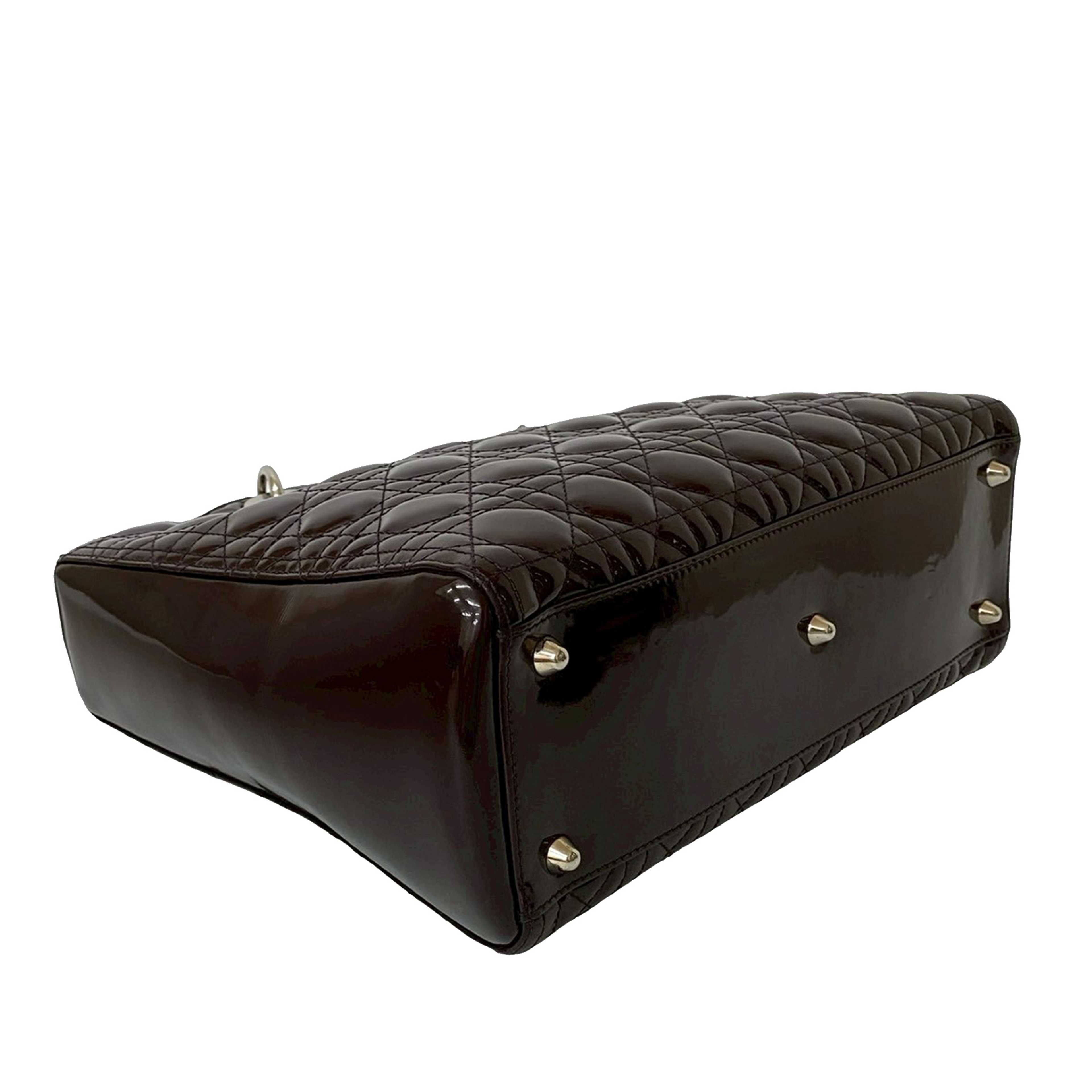 Dior Large Patent Cannage Lady Dior, från Luxclusif, i färgen dark brown. Klicka för att öppna bilden i stort format