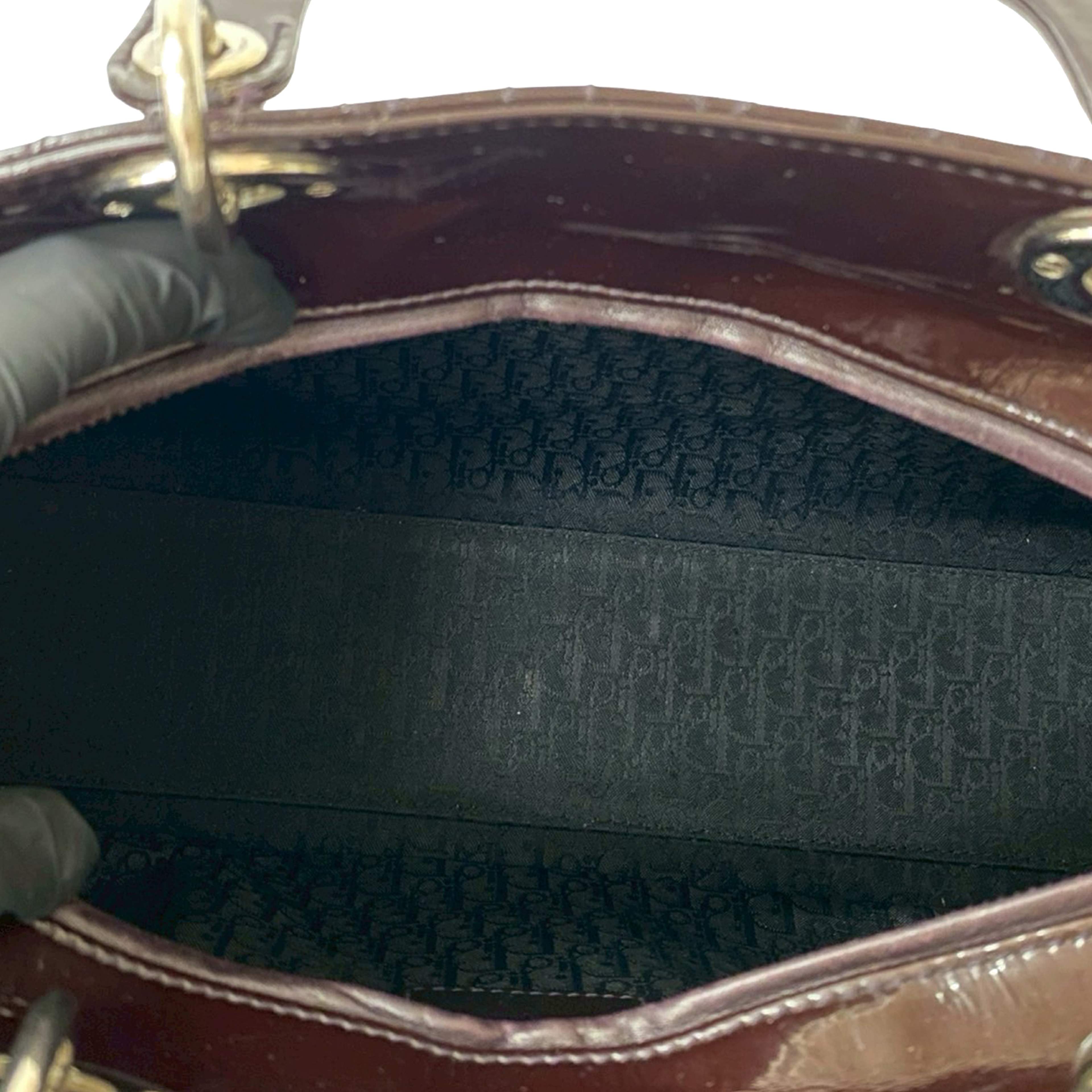 Dior Large Patent Cannage Lady Dior, från Luxclusif, i färgen dark brown. Klicka för att öppna bilden i stort format