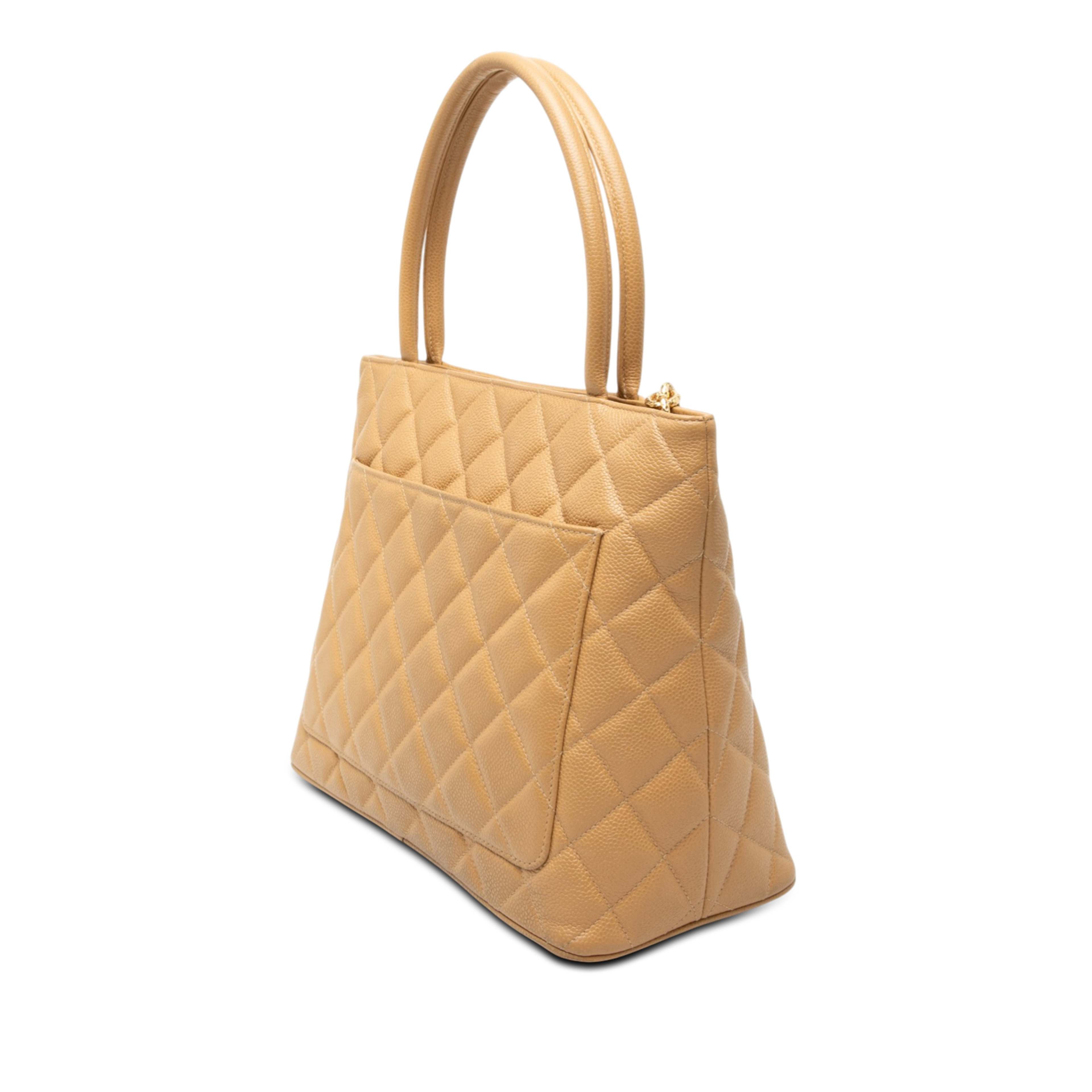 Chanel Caviar Medallion Tote, från Luxclusif, i färgen beige. Klicka för att öppna bilden i stort format