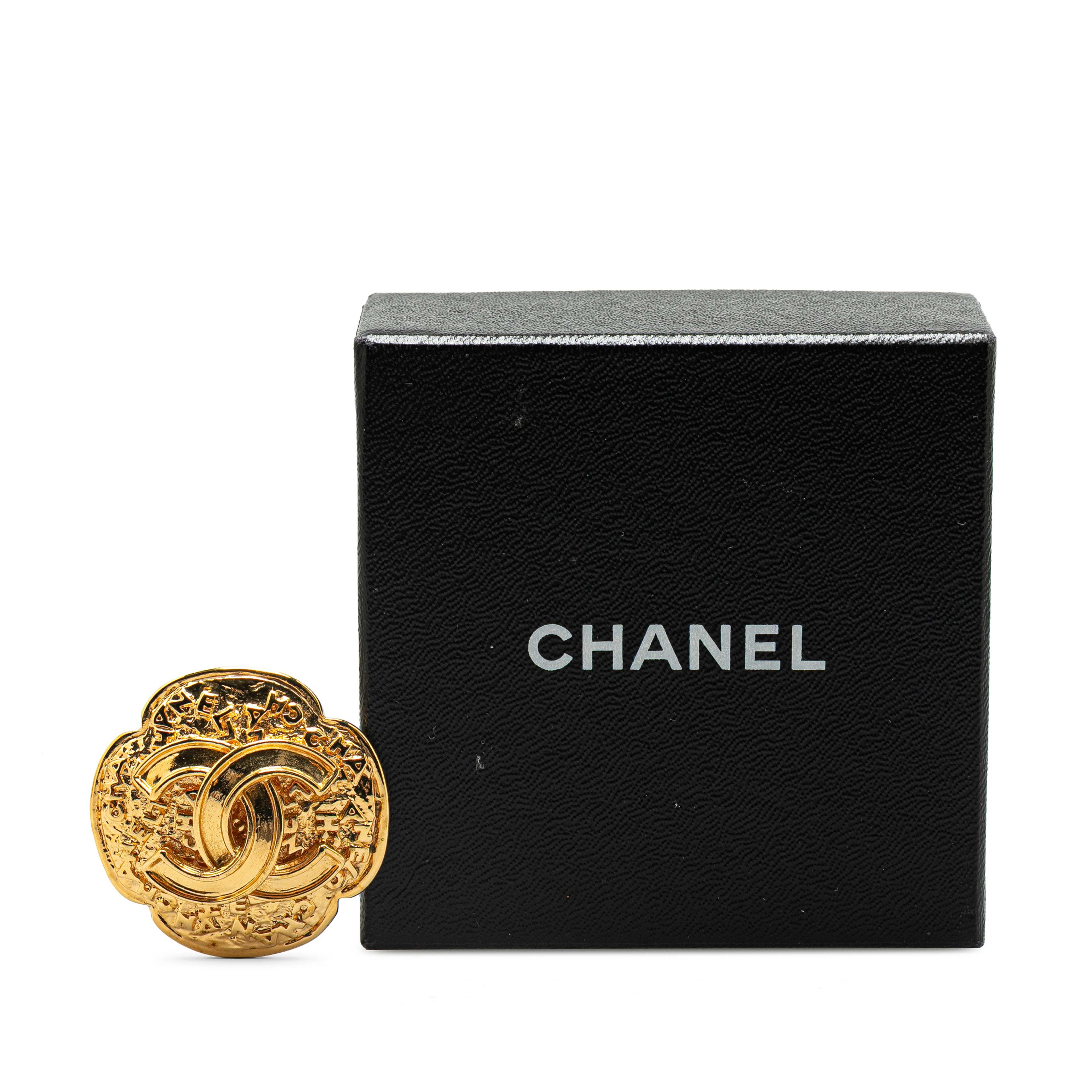 Chanel Gold Plated Cc Flower Brooch, från Luxclusif, i färgen gold.