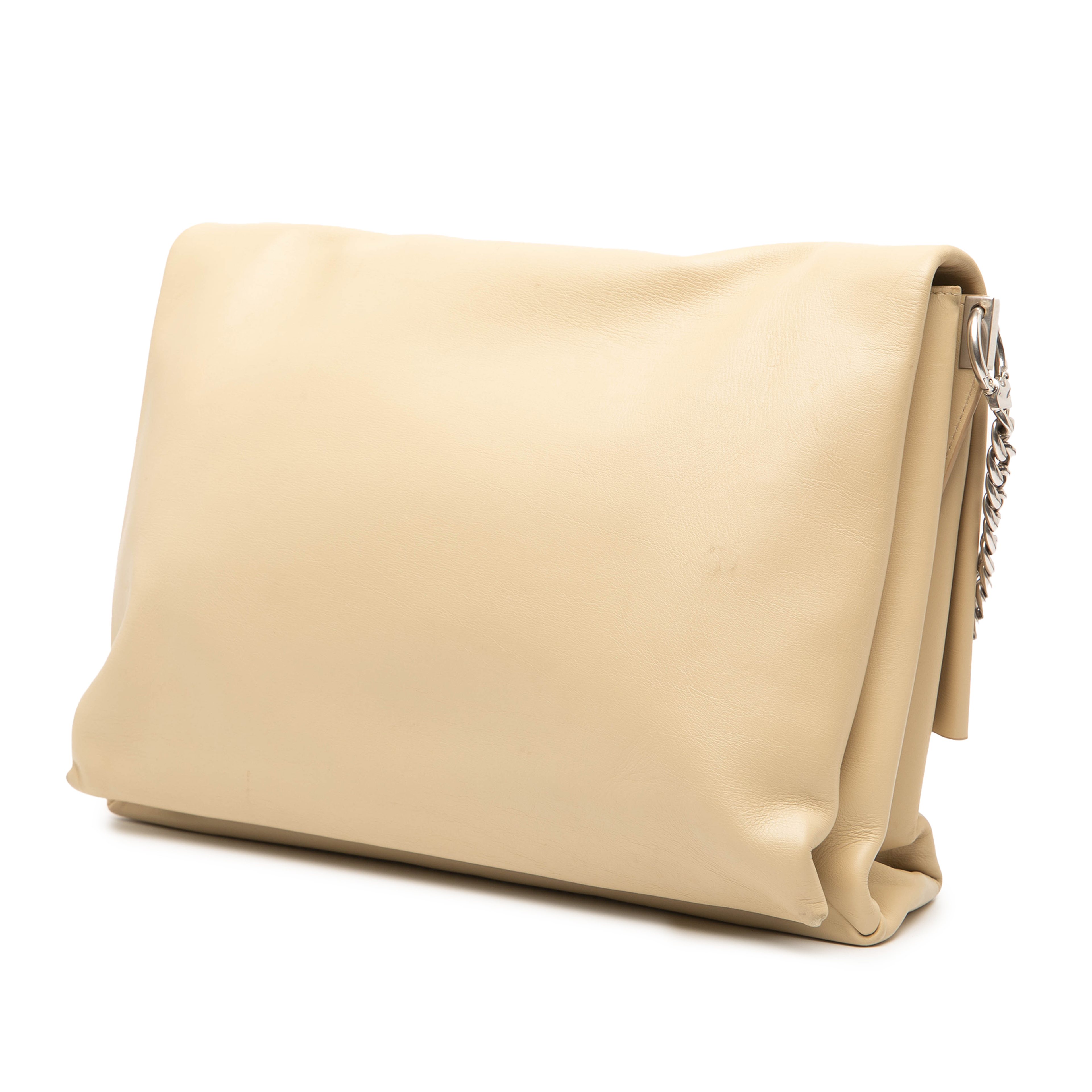 Celine Leather Blade Chain Shoulder Bag, från Luxclusif, i färgen beige. Klicka för att öppna bilden i stort format