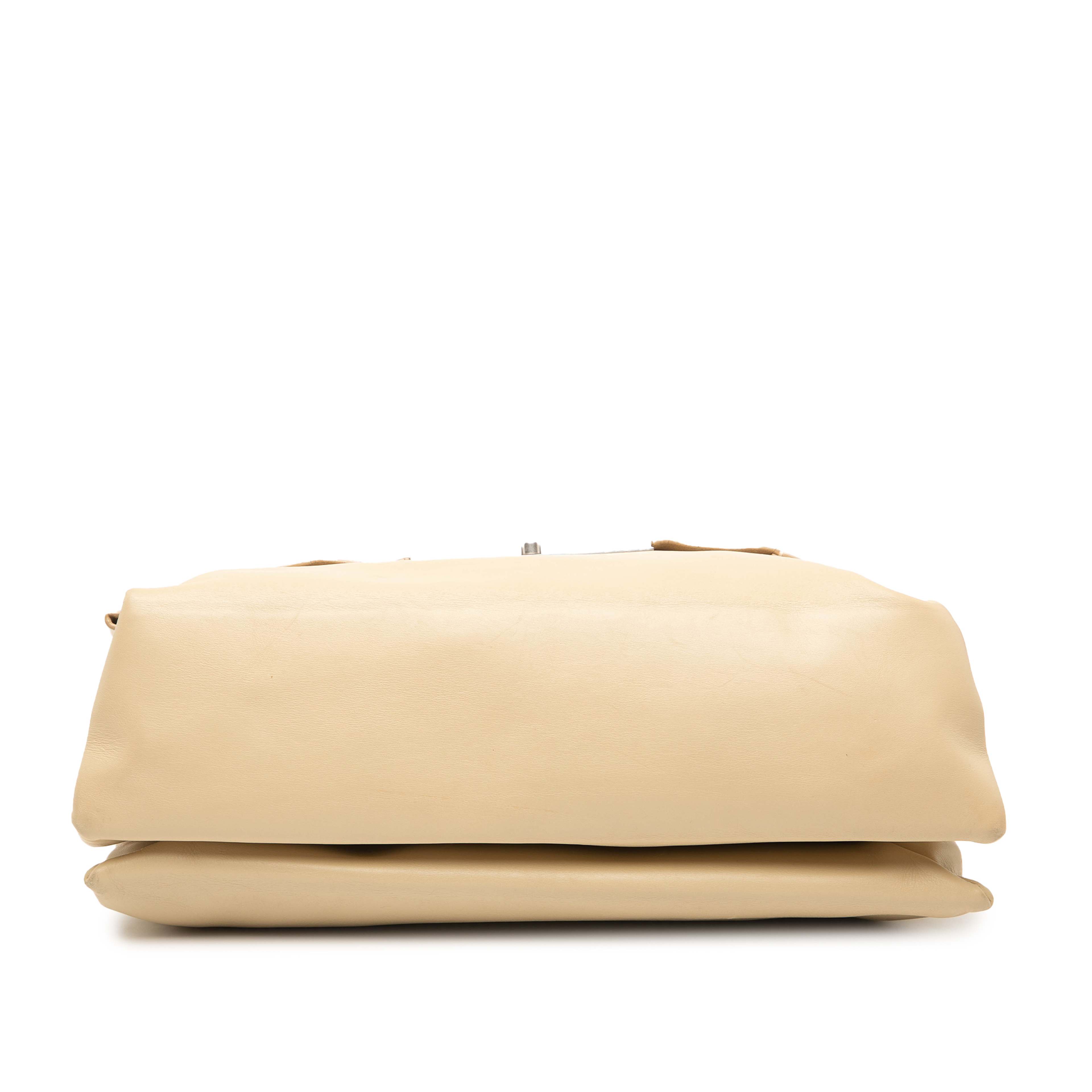 Celine Leather Blade Chain Shoulder Bag, från Luxclusif, i färgen beige. Klicka för att öppna bilden i stort format