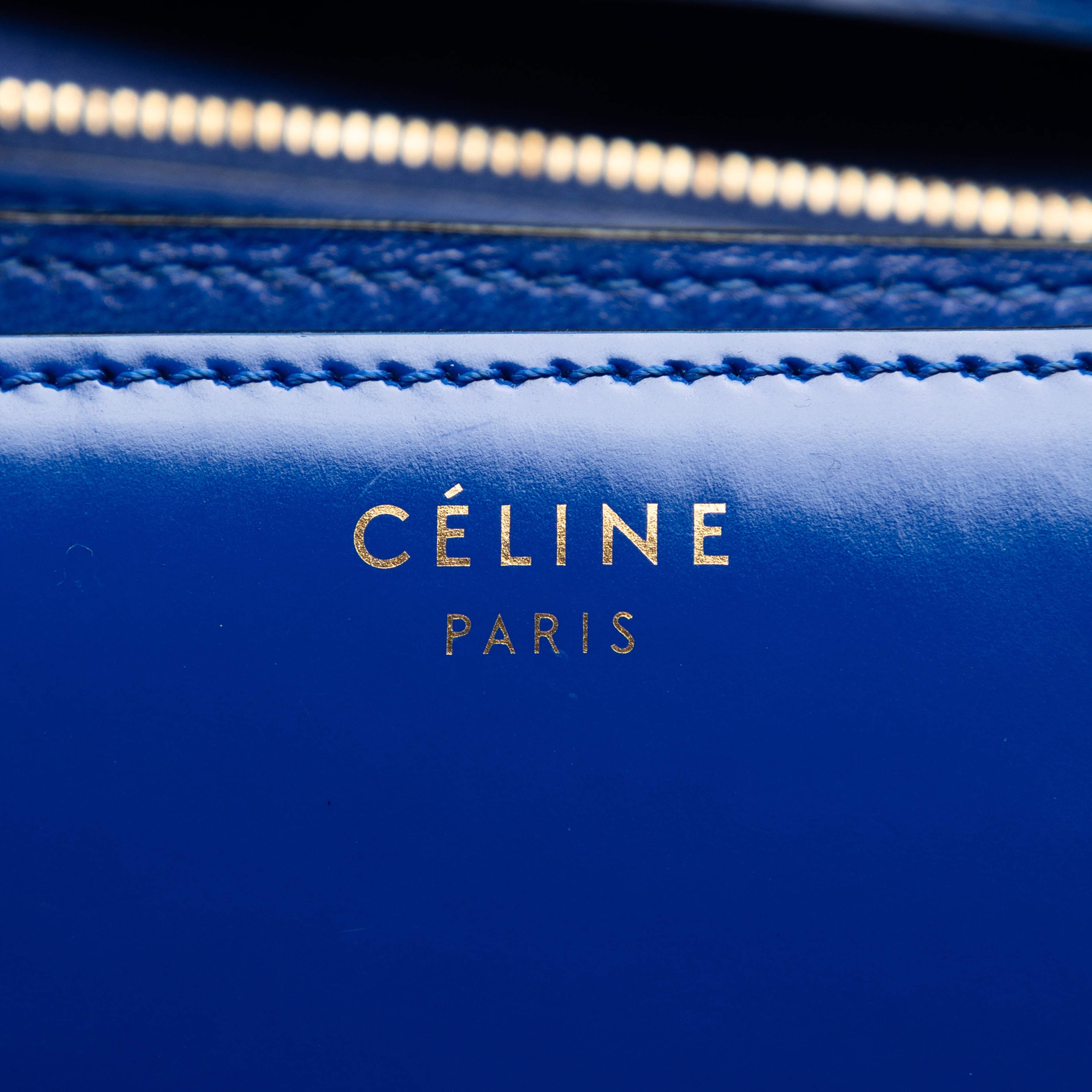 Celine Medium Calfskin Classic Box, från Luxclusif, i färgen blå. Klicka för att öppna bilden i stort format
