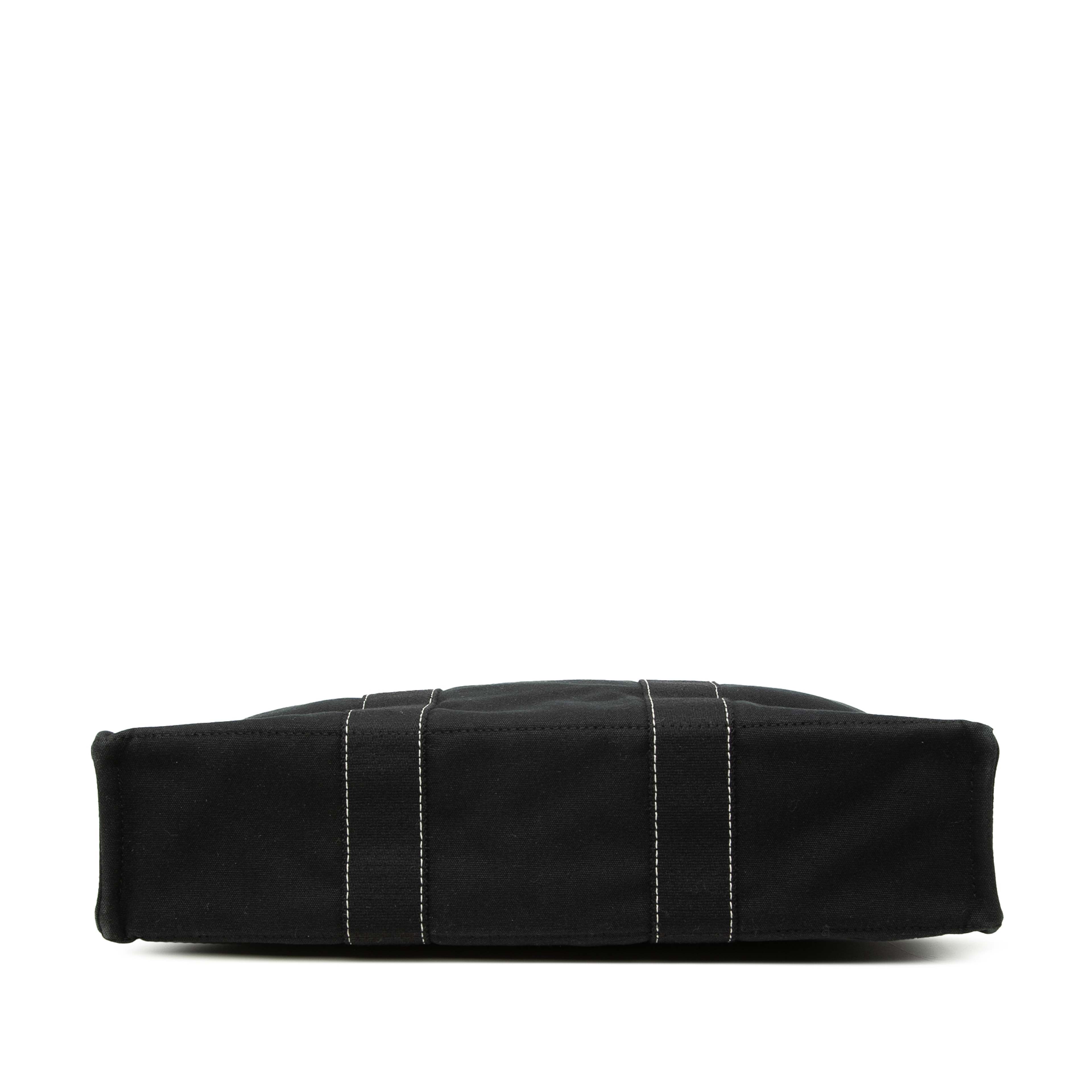 Hermès Canvas Fourre Tout Mm, från Luxclusif, i färgen black. Klicka för att öppna bilden i stort format