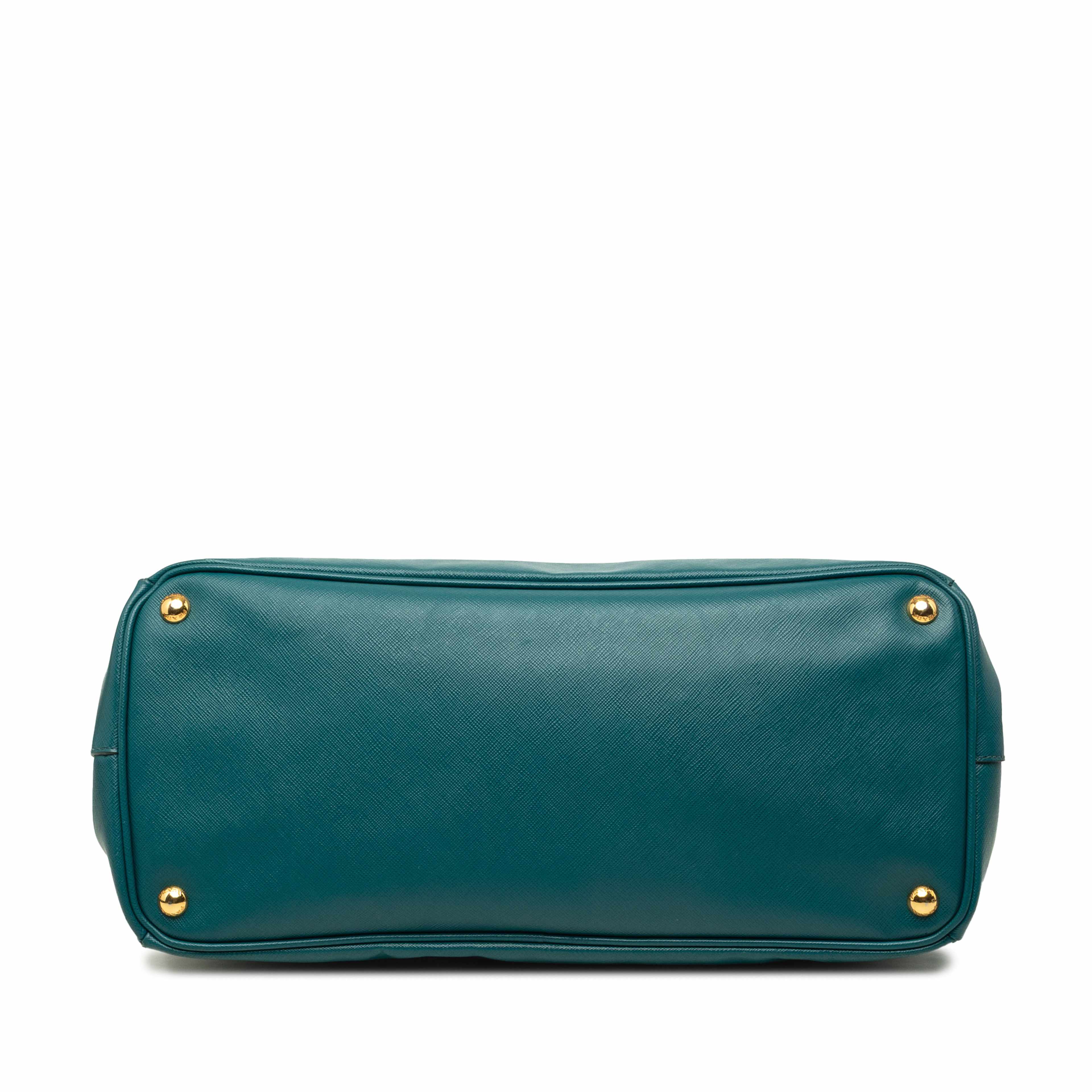 Prada Large Saffiano Lux Gardeners Tote, från Luxclusif, i färgen blå. Klicka för att öppna bilden i stort format