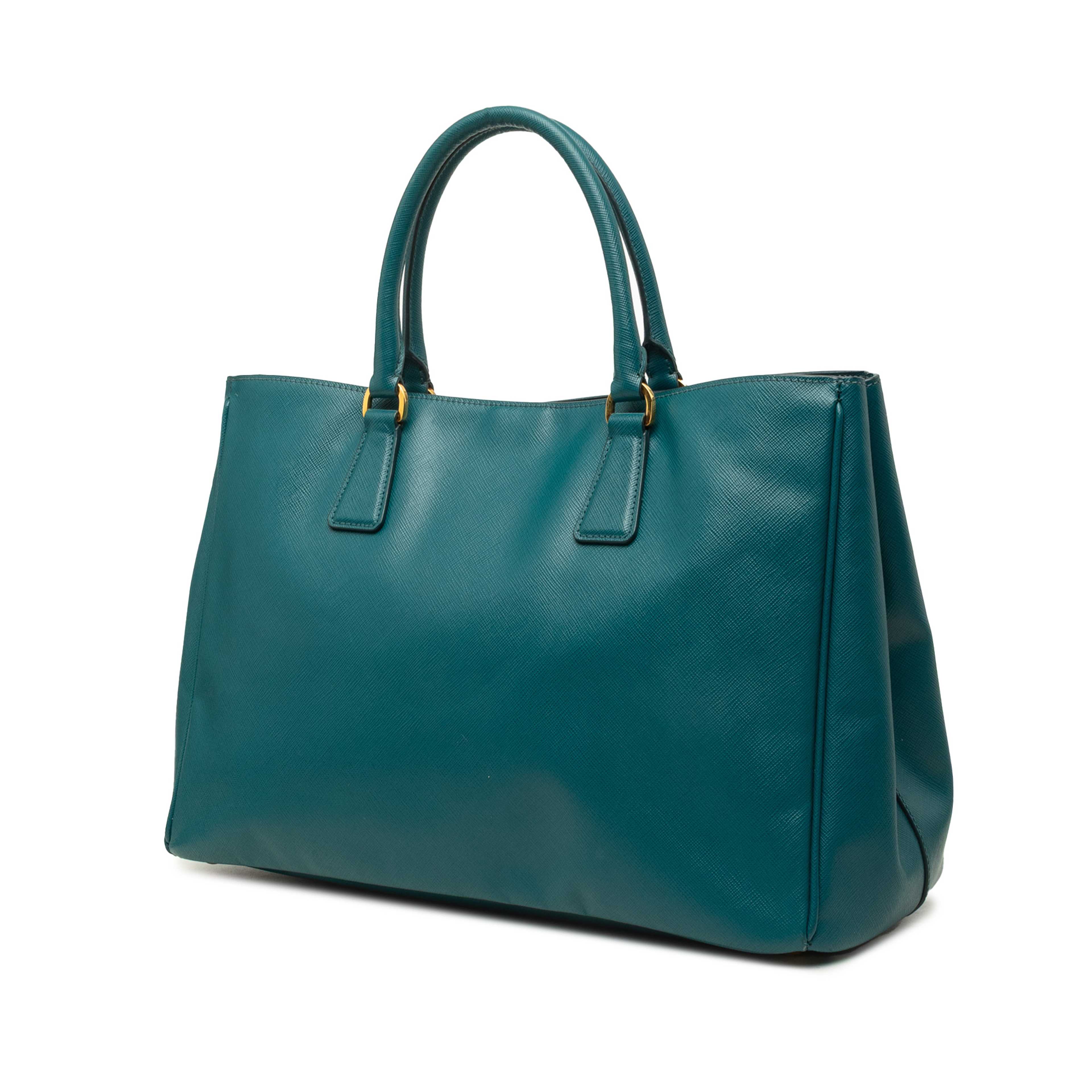 Prada Large Saffiano Lux Gardeners Tote, från Luxclusif, i färgen blå. Klicka för att öppna bilden i stort format