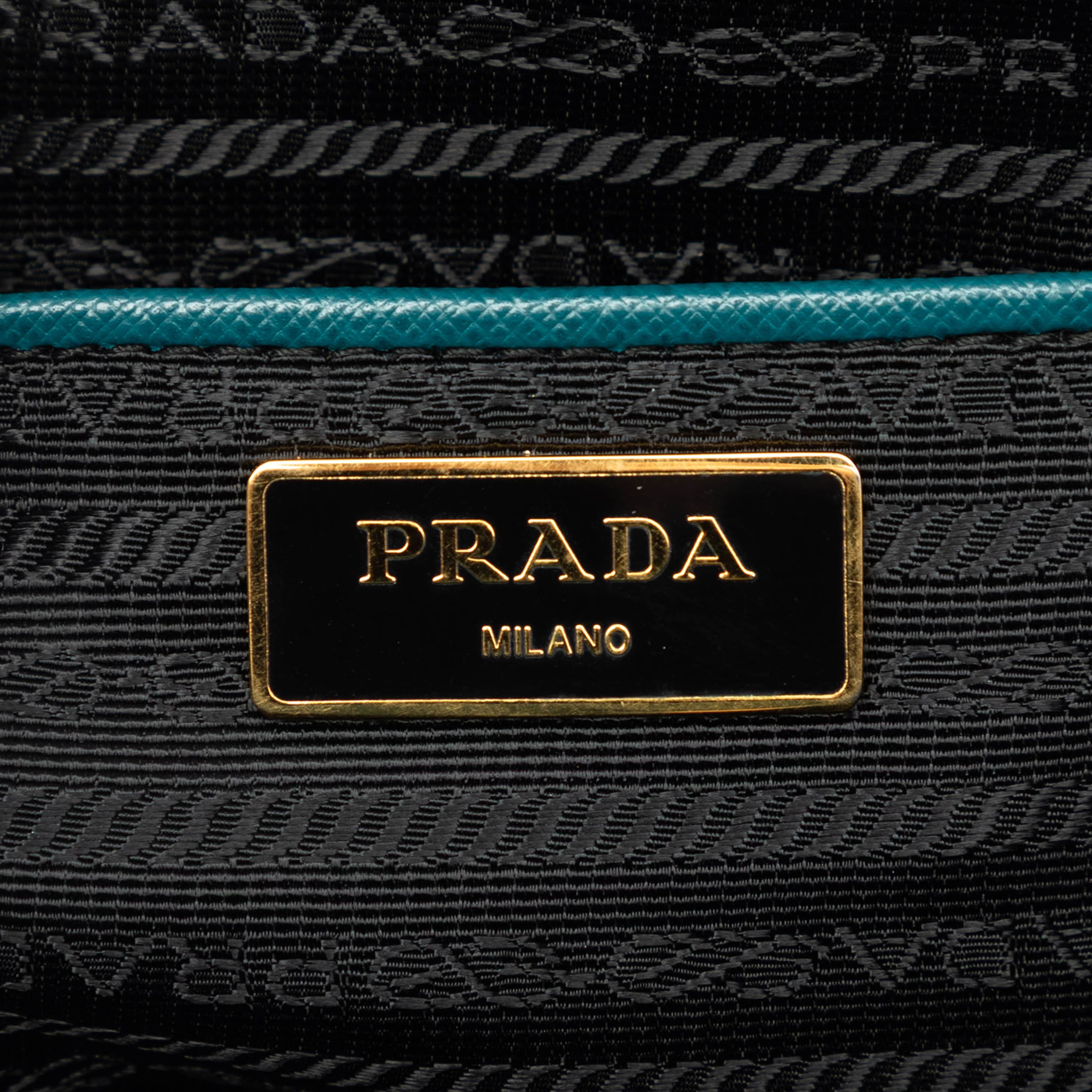 Prada Large Saffiano Lux Gardeners Tote, från Luxclusif, i färgen blå. Klicka för att öppna bilden i stort format