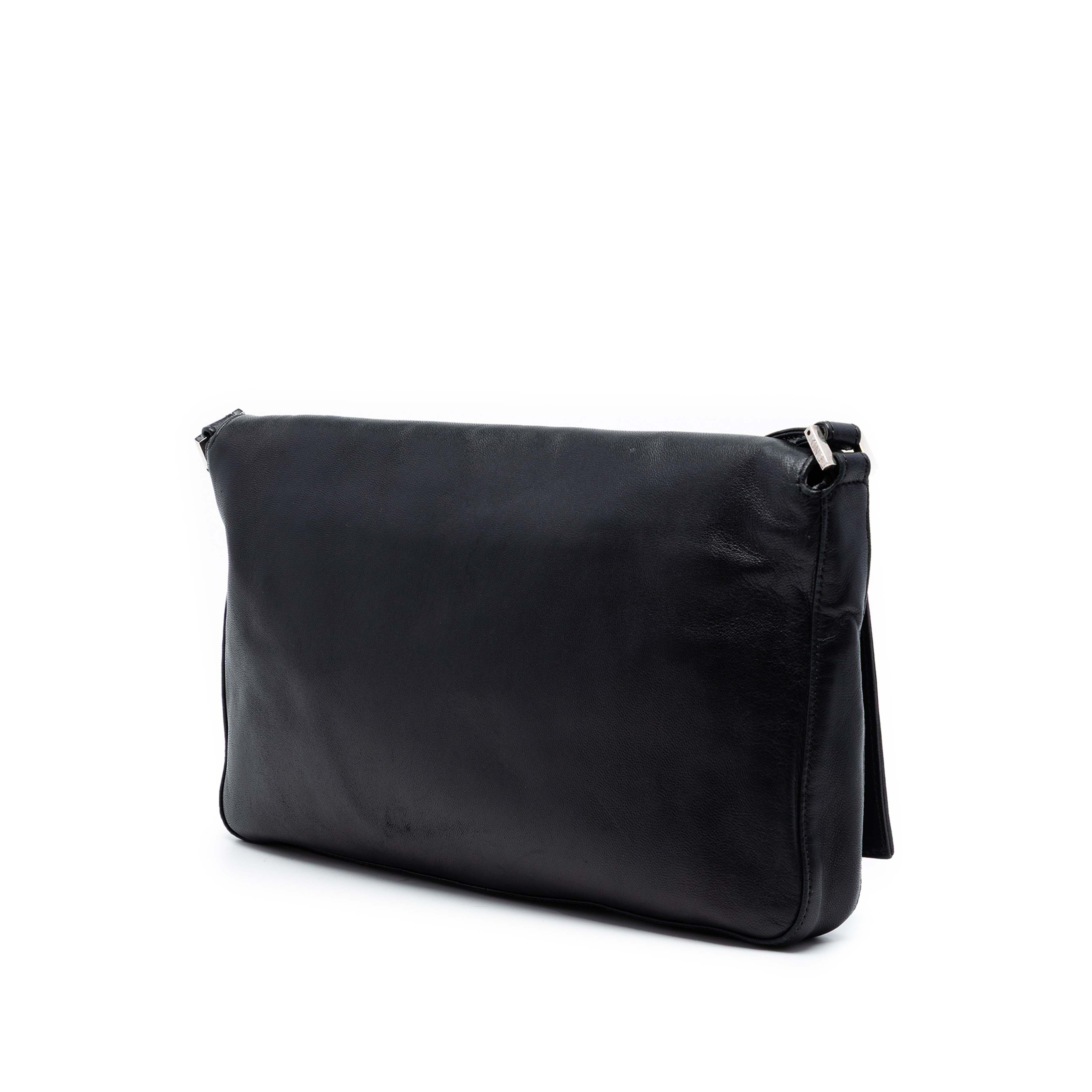 Fendi Calfskin Ff Shoulder Bag, från Luxclusif, i färgen svart. Klicka för att öppna bilden i stort format