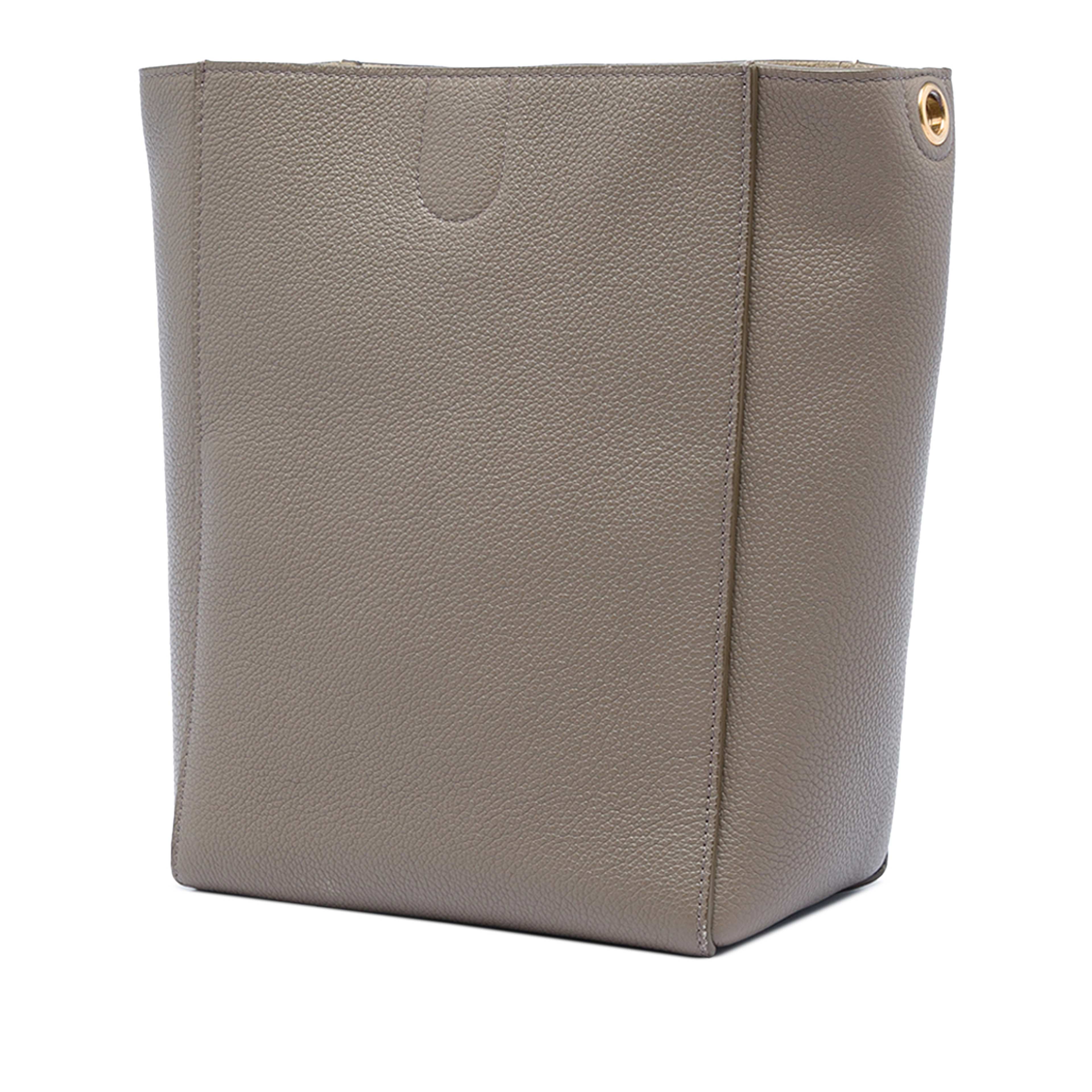 Celine Small Soft Grained Calfskin Seau Sangle Bucket Bag, från Luxclusif, i färgen brun. Klicka för att öppna bilden i stort format