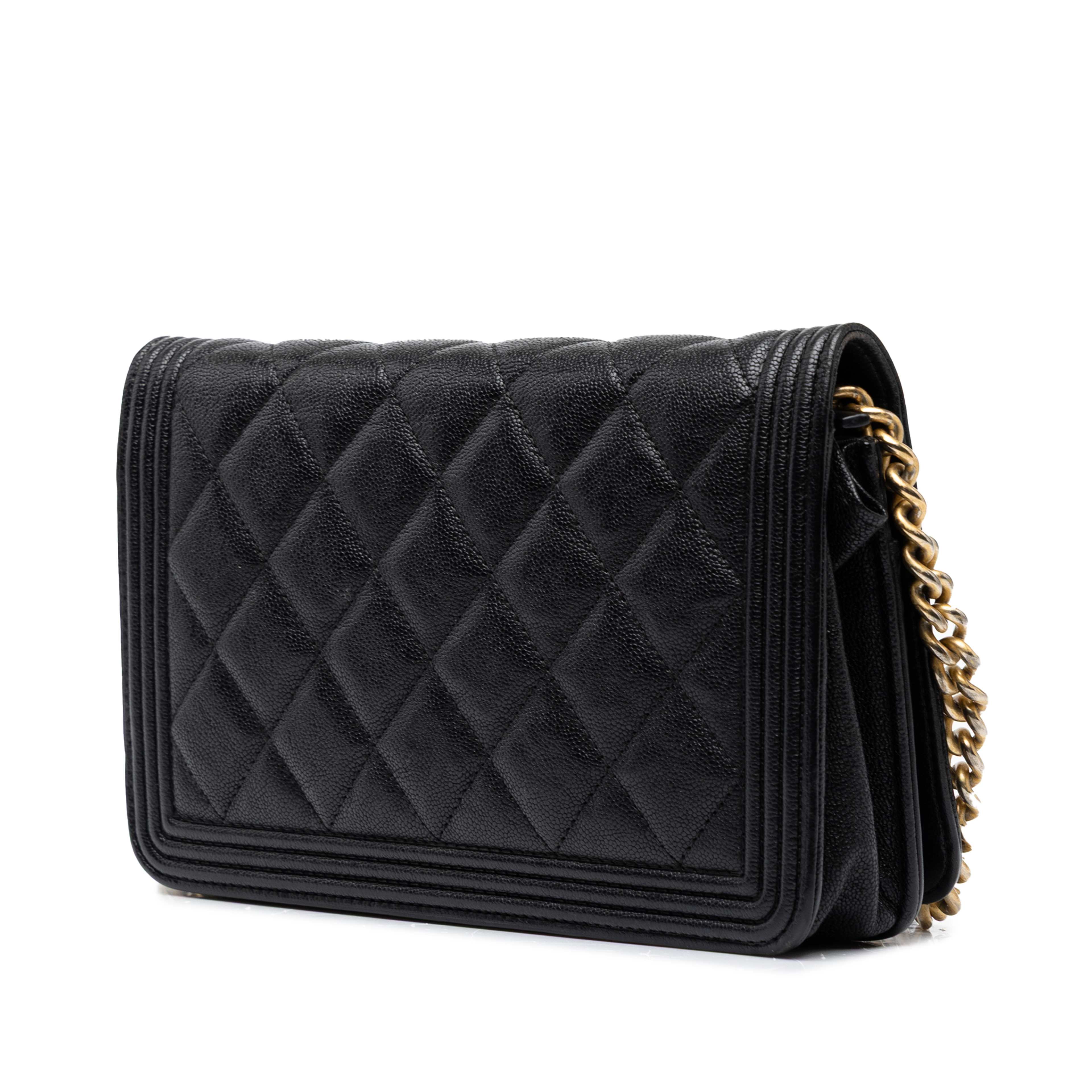 Chanel Quilted Caviar Boy Wallet On Chain, från Luxclusif, i färgen svart. Klicka för att öppna bilden i stort format