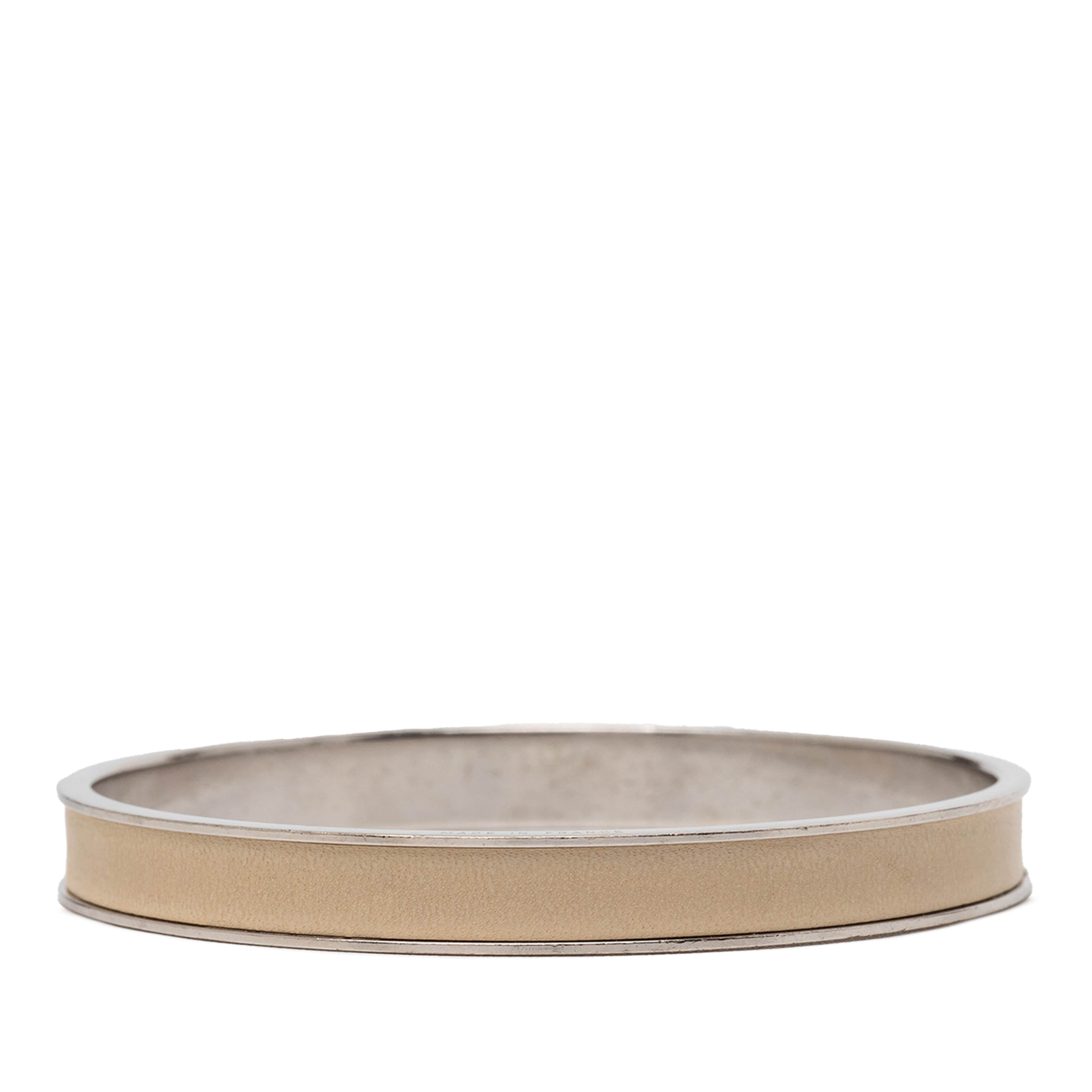 Hermès Leather Kelly H Cadena Lock Bangle Bracelet, från Luxclusif, i färgen light beige. Klicka för att öppna bilden i stort format