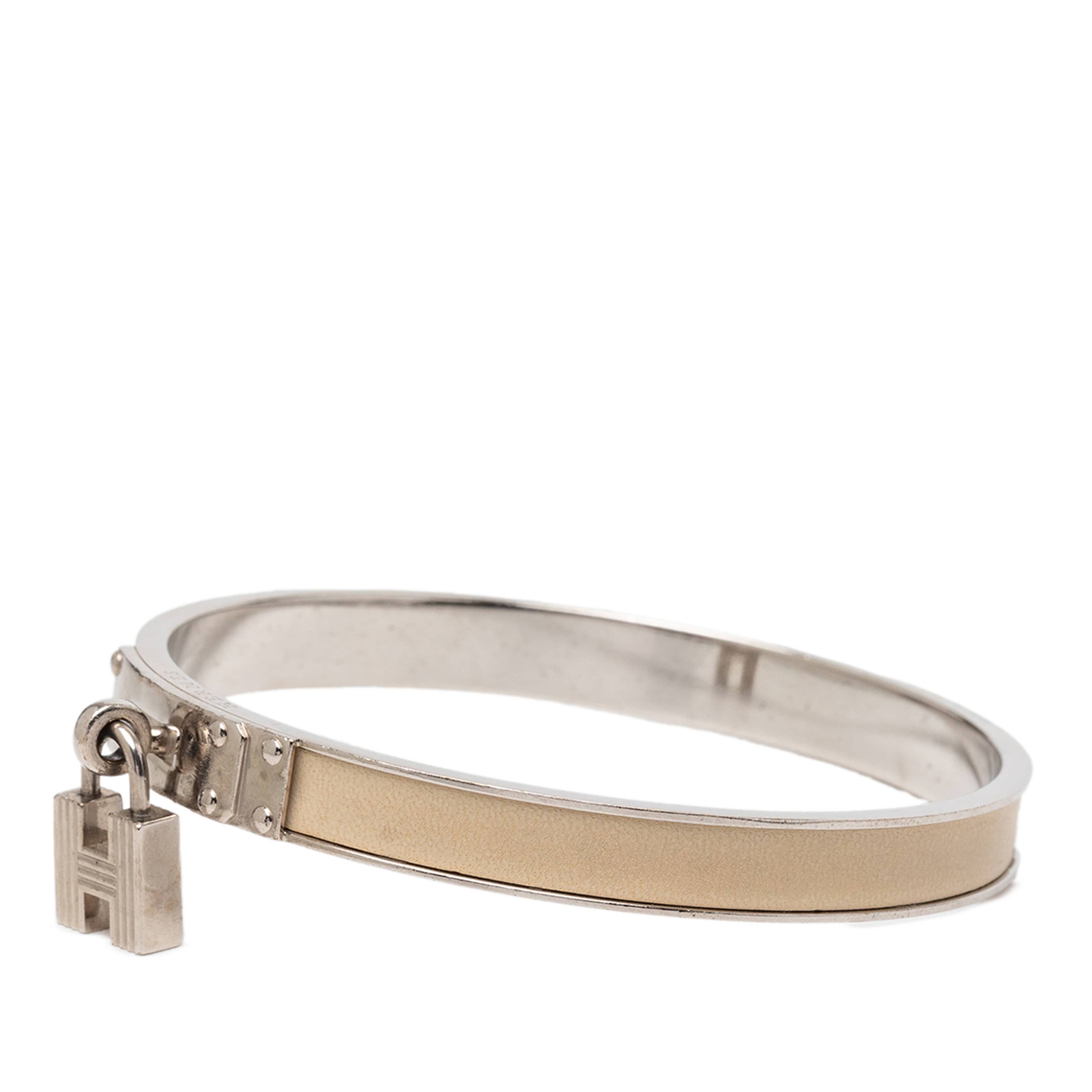 Hermès Leather Kelly H Cadena Lock Bangle Bracelet, från Luxclusif, i färgen light beige. Klicka för att öppna bilden i stort format