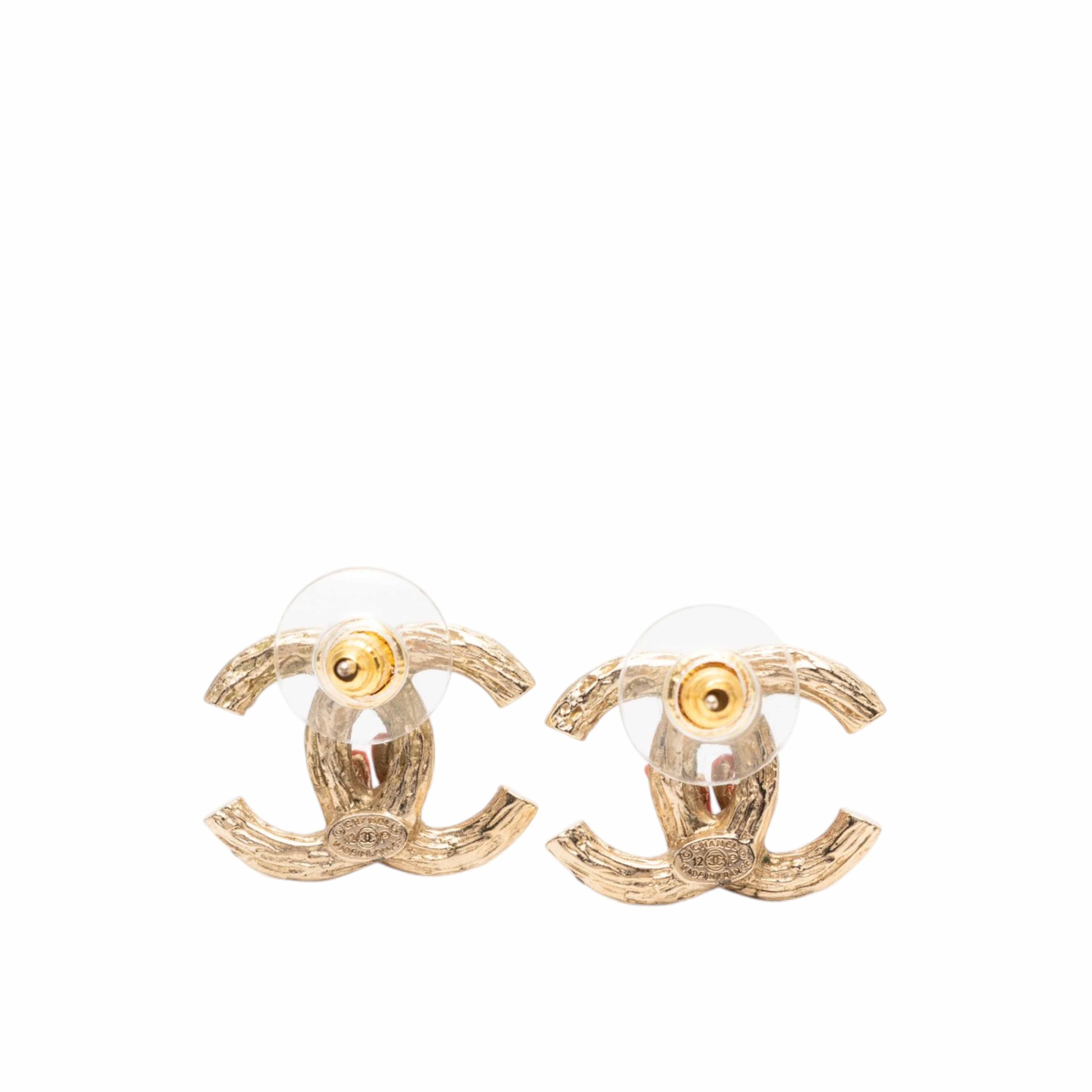 Chanel Cc Gold Plated Faux Pearl Strass Push Back Earrings, från Luxclusif, i färgen guld. Klicka för att öppna bilden i stort format