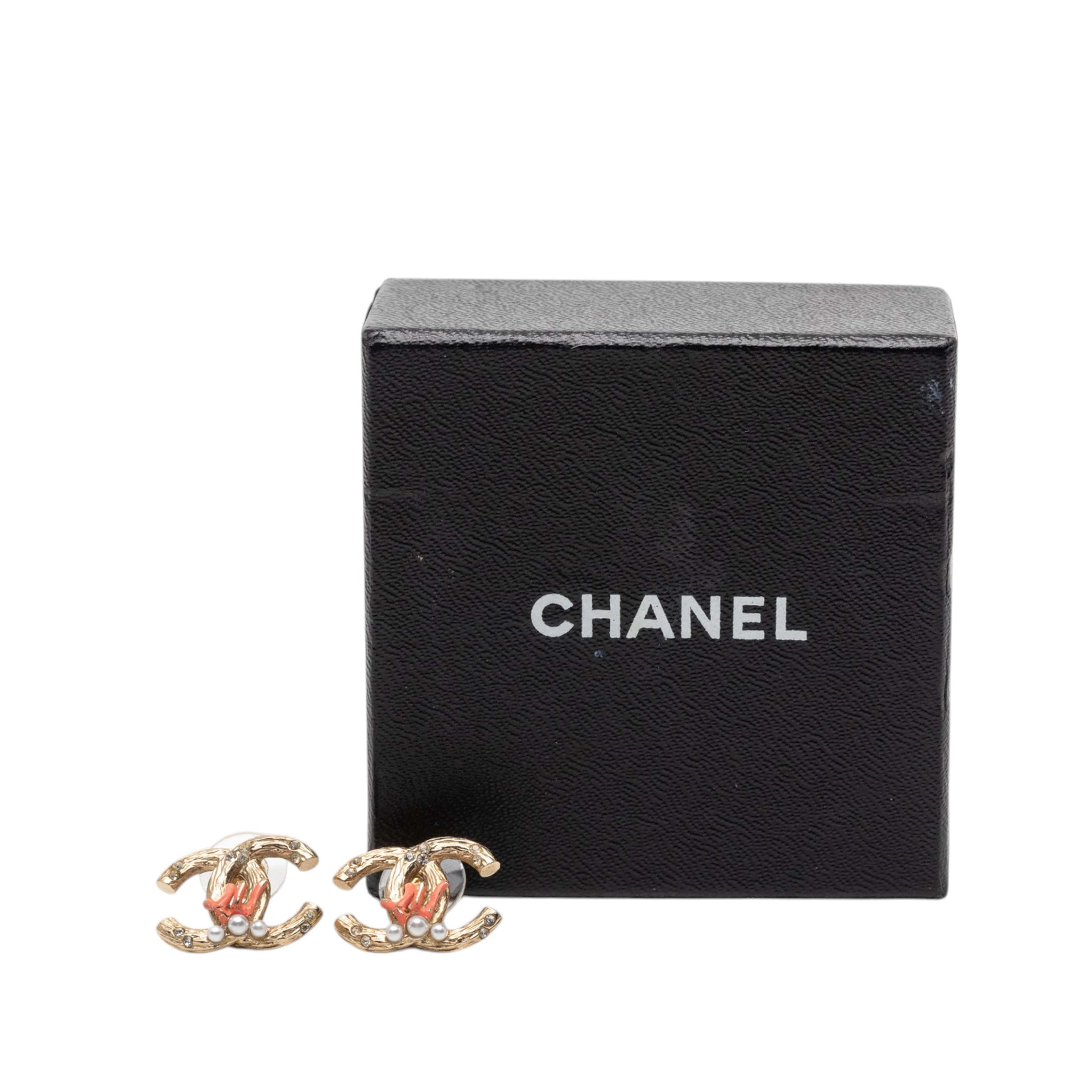 Chanel Cc Gold Plated Faux Pearl Strass Push Back Earrings, från Luxclusif, i färgen gold. Klicka för att öppna bilden i stort format