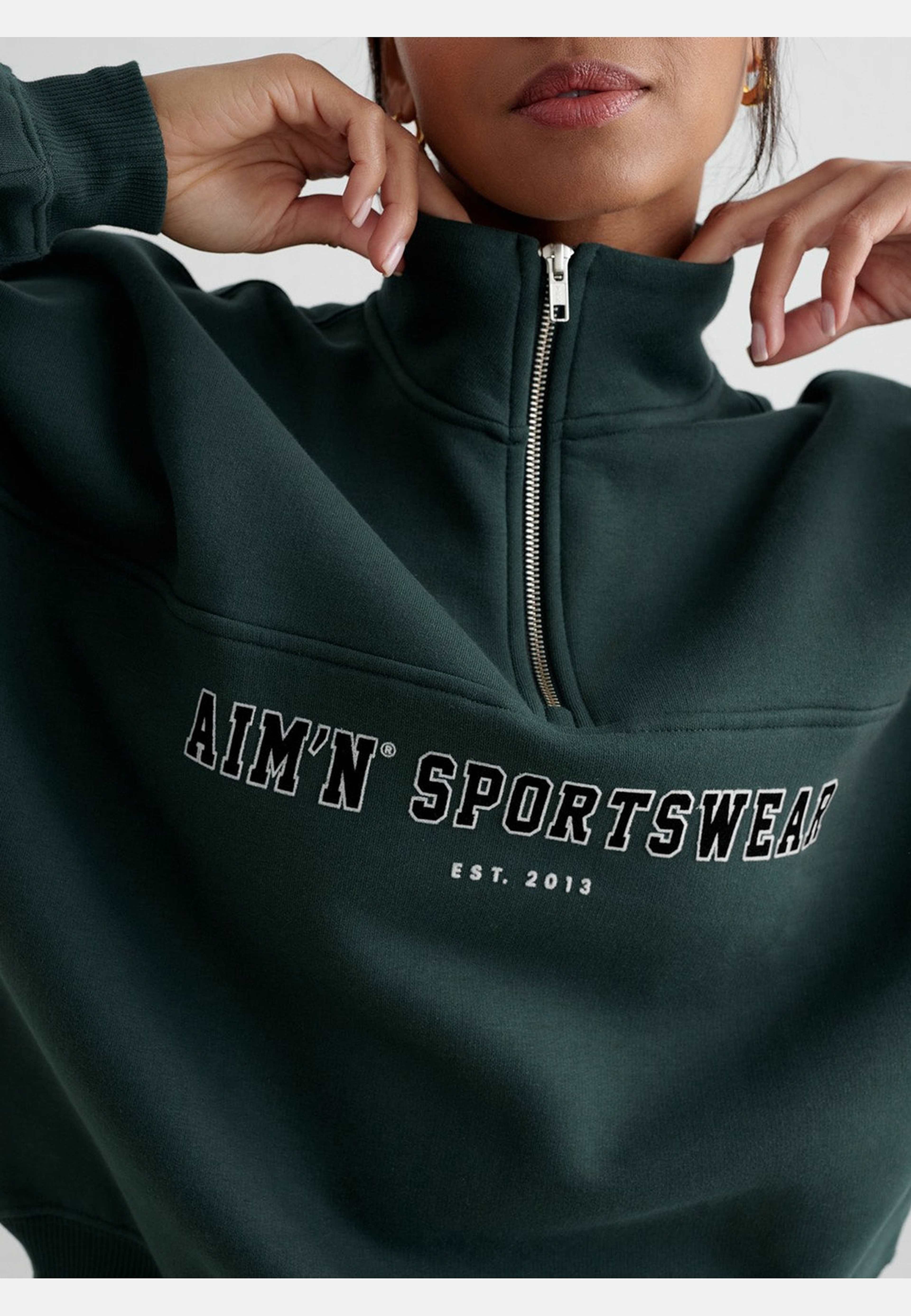 Varsity Sweat Half Zip, från aim'n, i färgen deep emerald. Klicka för att öppna bilden i stort format