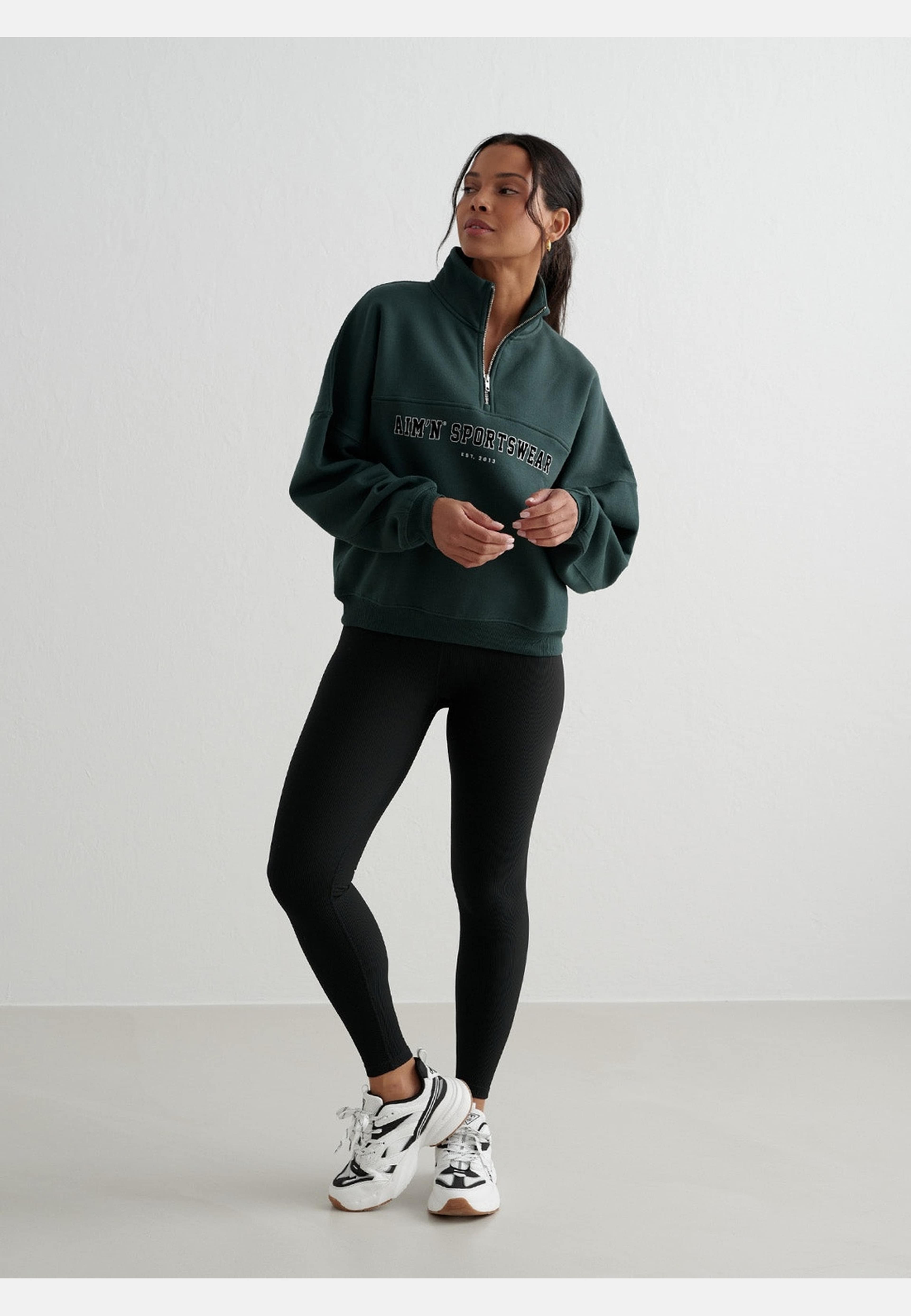 Varsity Sweat Half Zip, från aim'n, i färgen deep emerald. Klicka för att öppna bilden i stort format