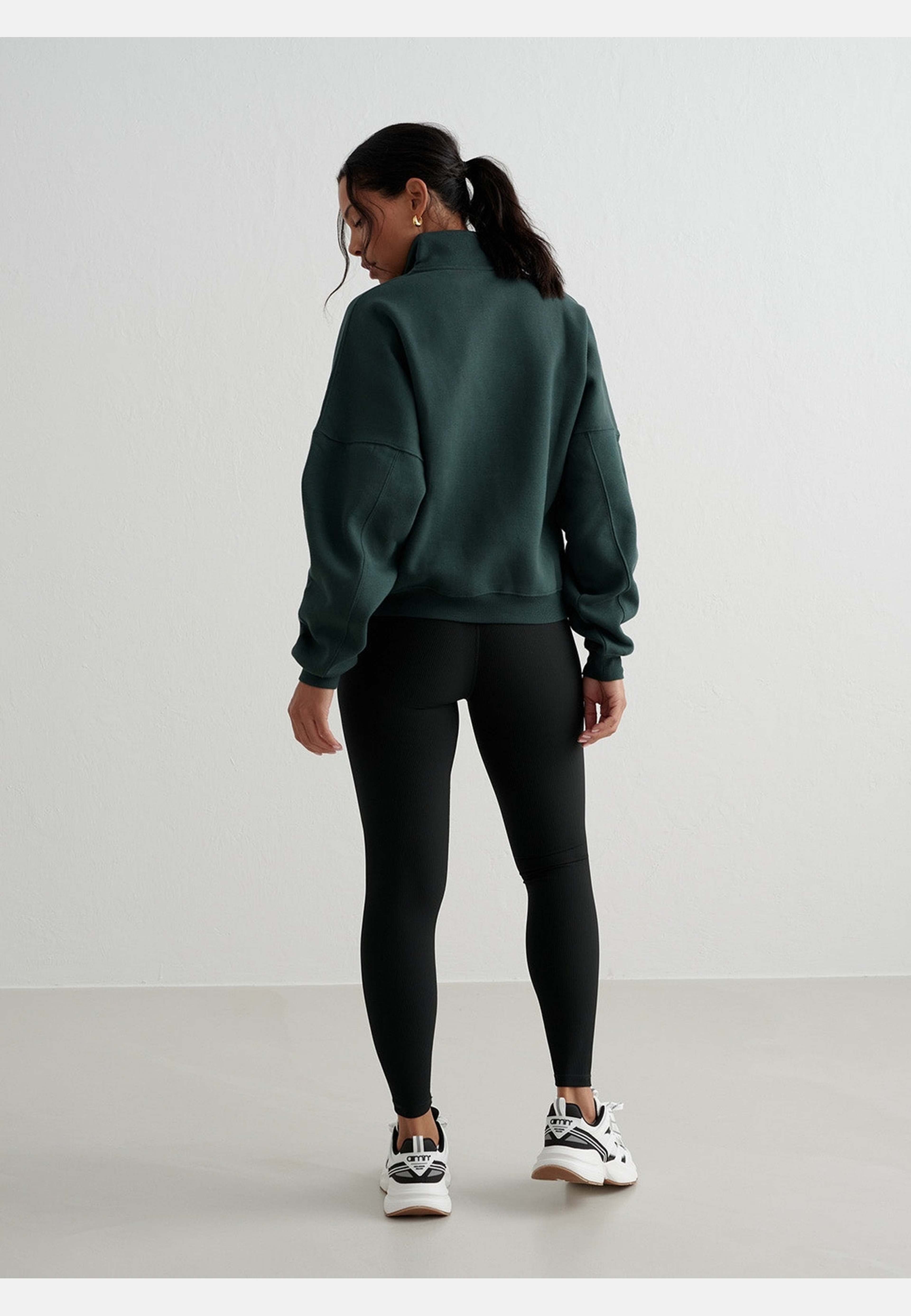 Varsity Sweat Half Zip, från aim'n, i färgen deep emerald. Klicka för att öppna bilden i stort format
